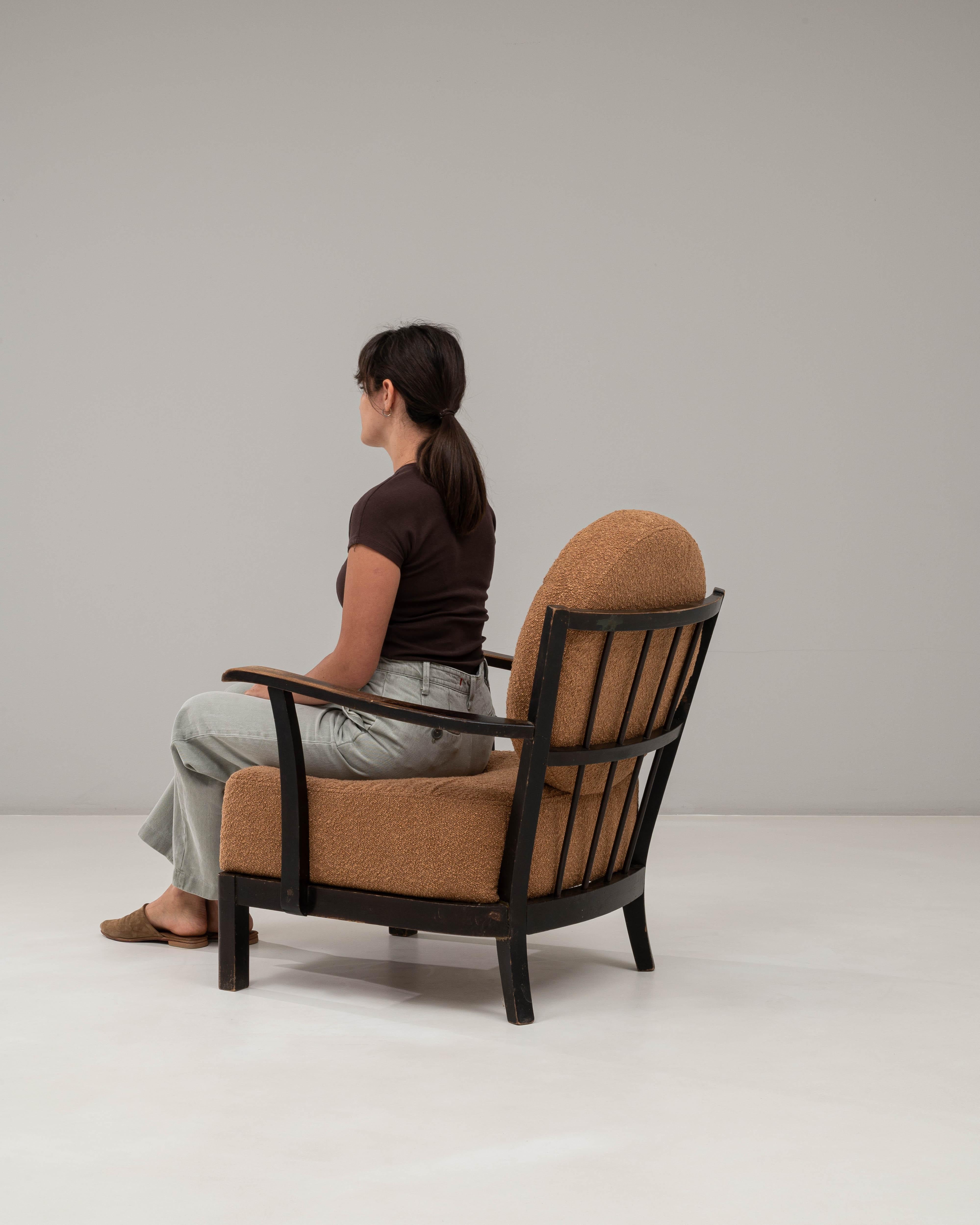 Sillón checo del siglo XX tapizado en naranja en venta 2