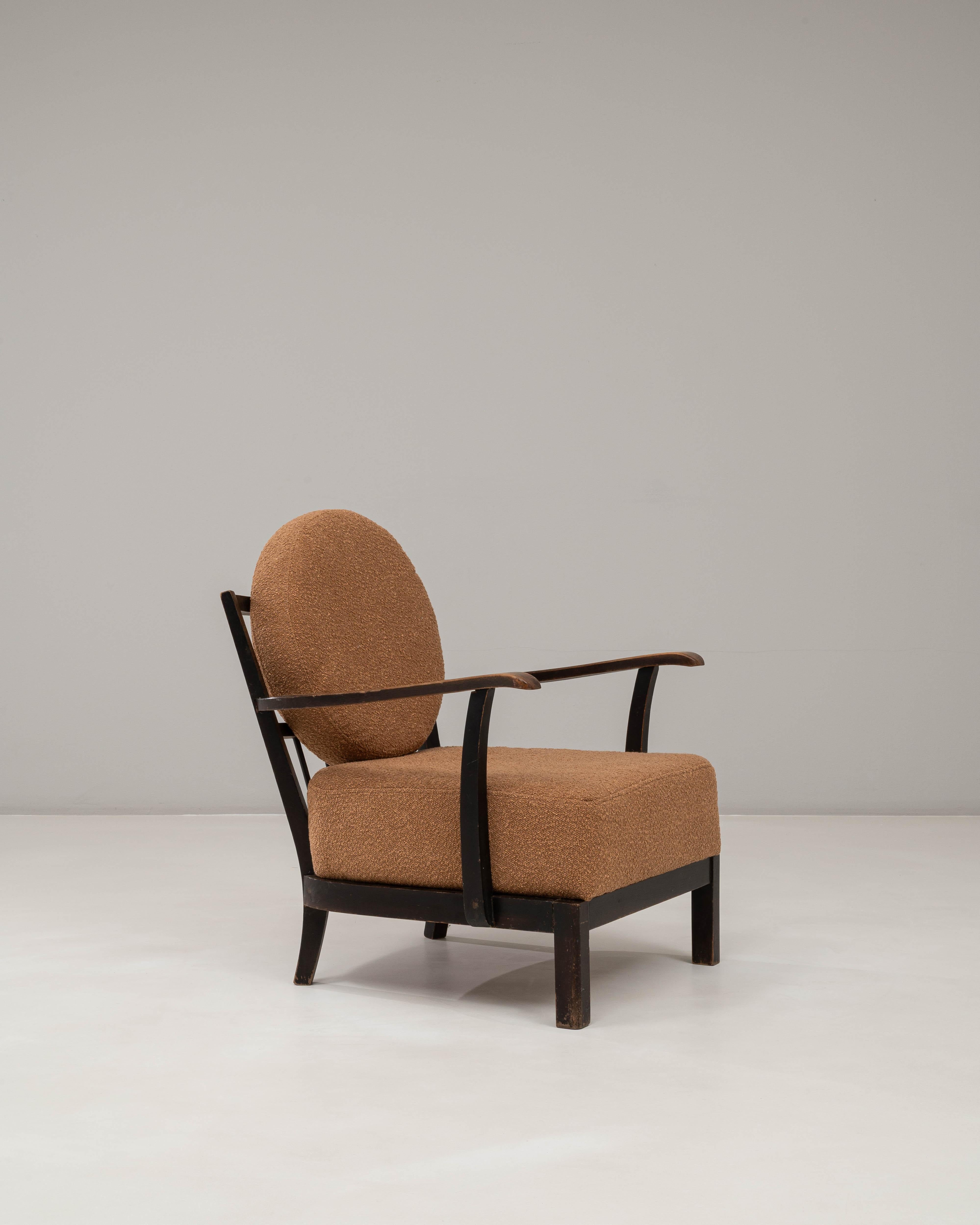 Sillón checo del siglo XX tapizado en naranja en venta 3