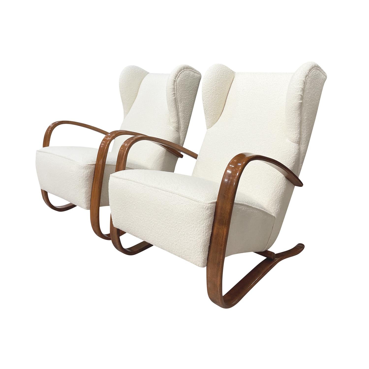 Polished 20th Century Czech Pair of Mahogany H269 Lounge Chairs by Jindrich Halabala