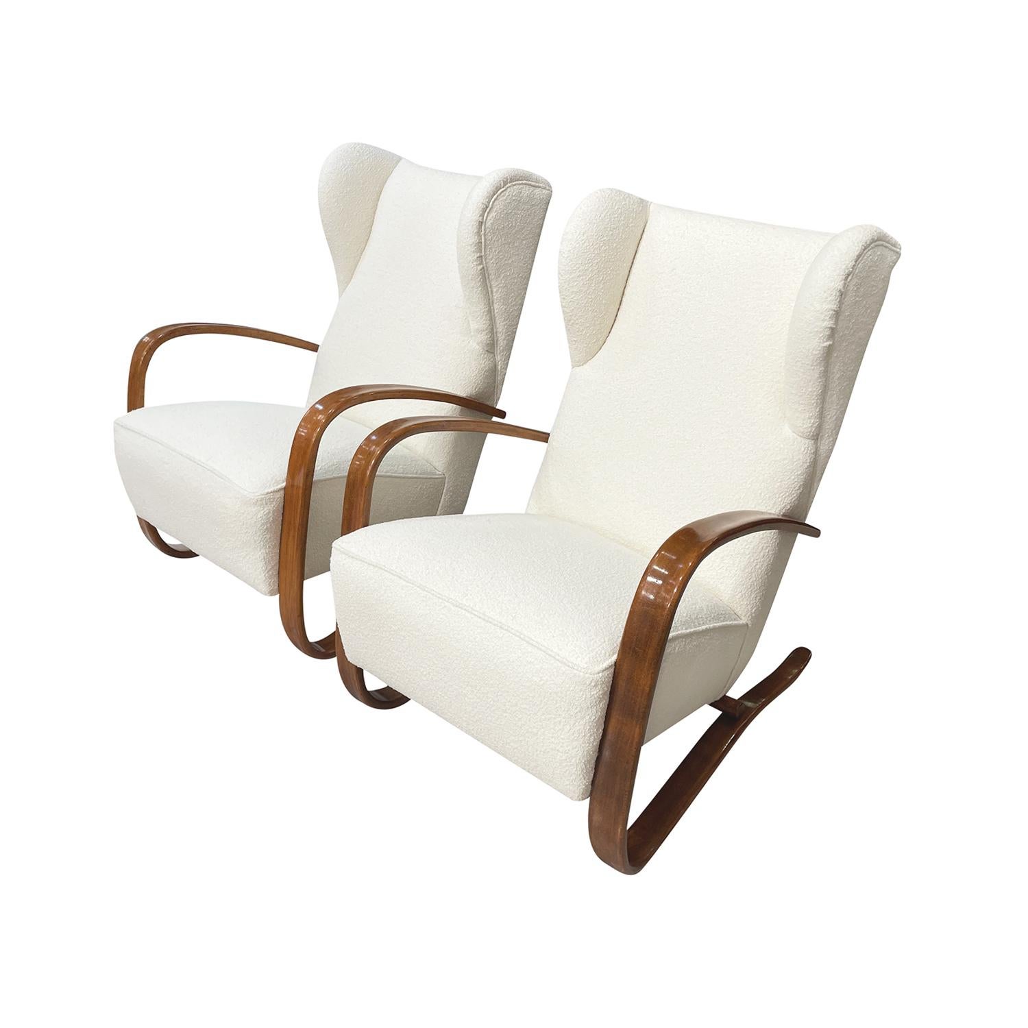 20th Century Czech Pair of Mahogany H269 Lounge Chairs by Jindrich Halabala In Good Condition For Sale In West Palm Beach, FL
