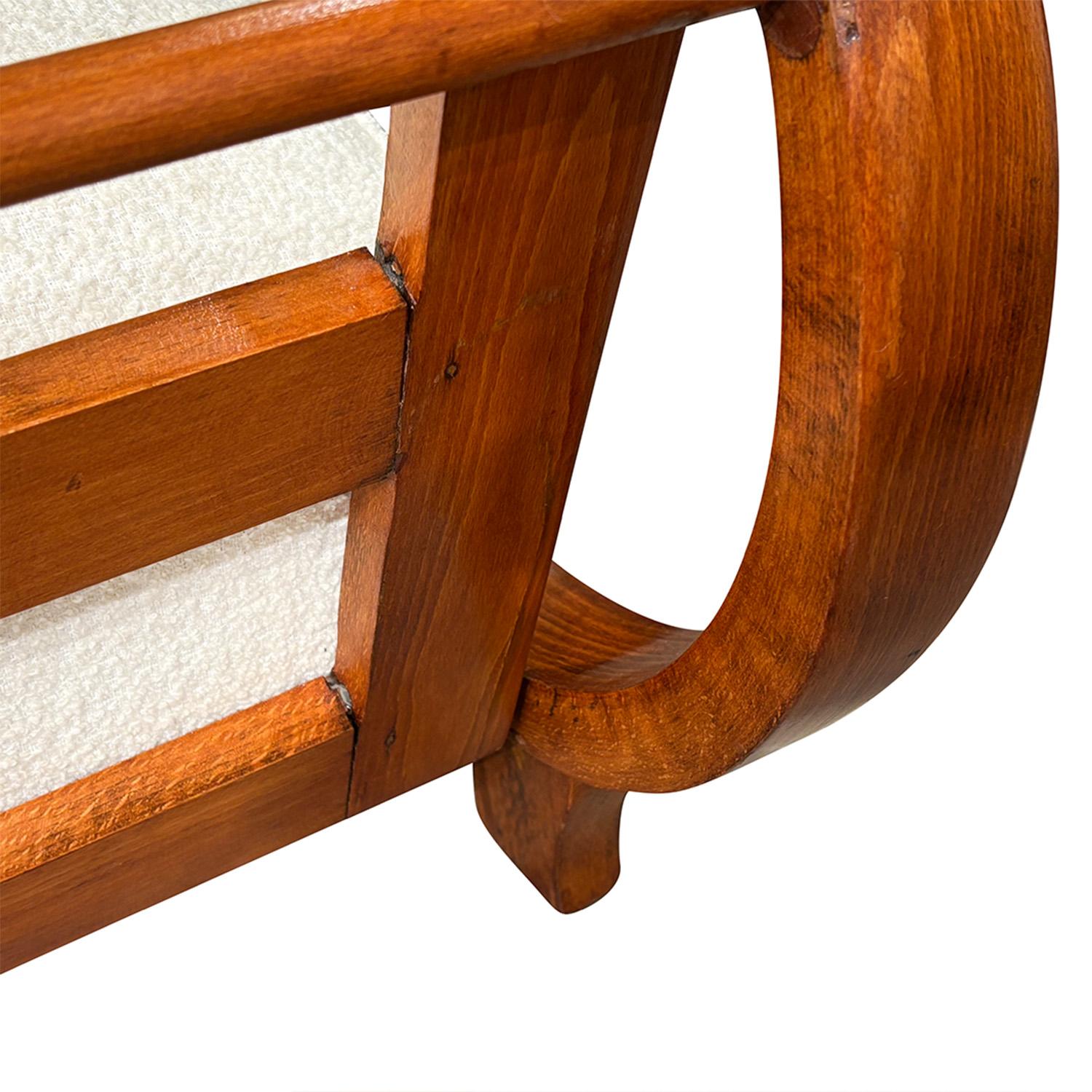 20e siècle Paire tchèque de chaises longues en noyer sculptées par Thonet en vente 4
