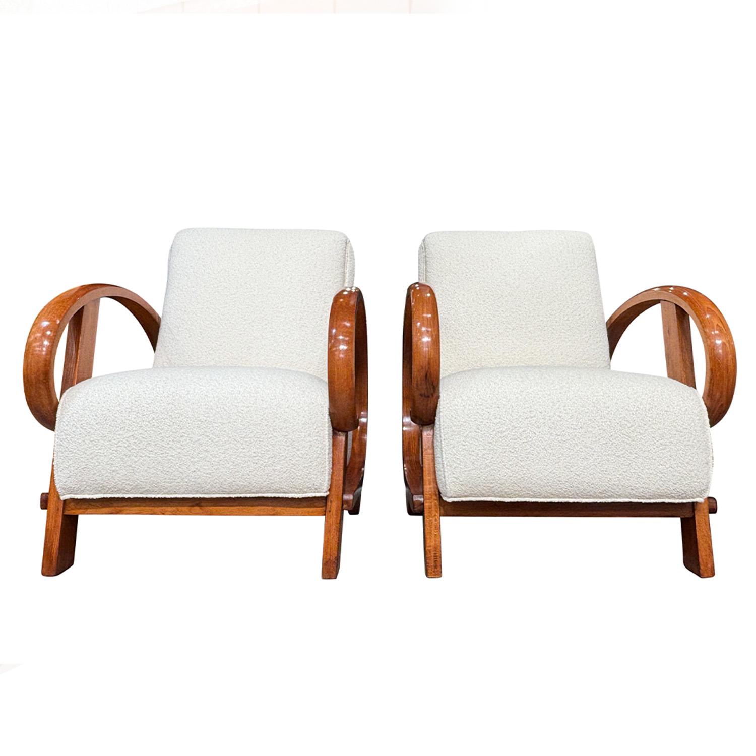 Une paire sculpturale de chaises de salon Art Deco tchèques en bois de hêtre et de noyer courbé et poli, fabriquées à la main par Thonet et en bon état. Les fauteuils club bas détaillés sont composés d'un dossier ouvert, légèrement incliné,
