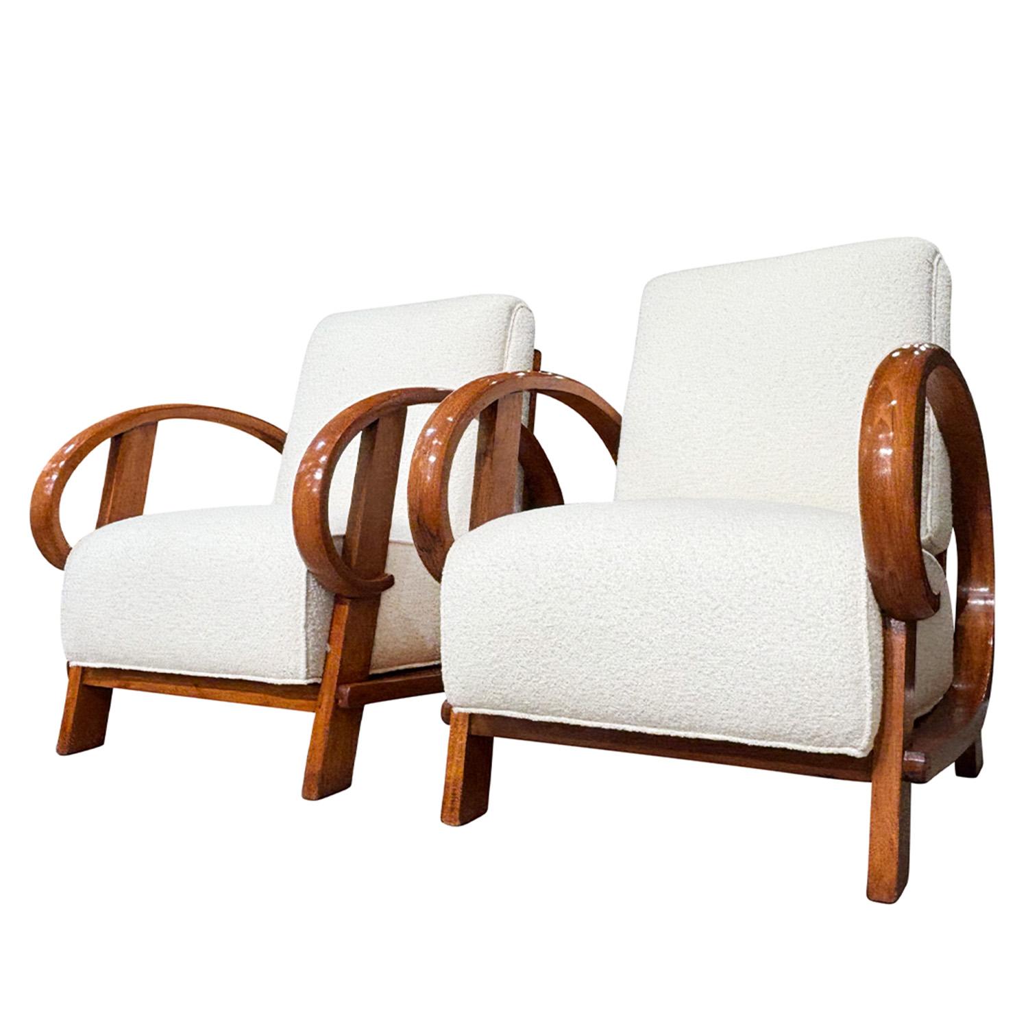Tchèque 20e siècle Paire tchèque de chaises longues en noyer sculptées par Thonet en vente