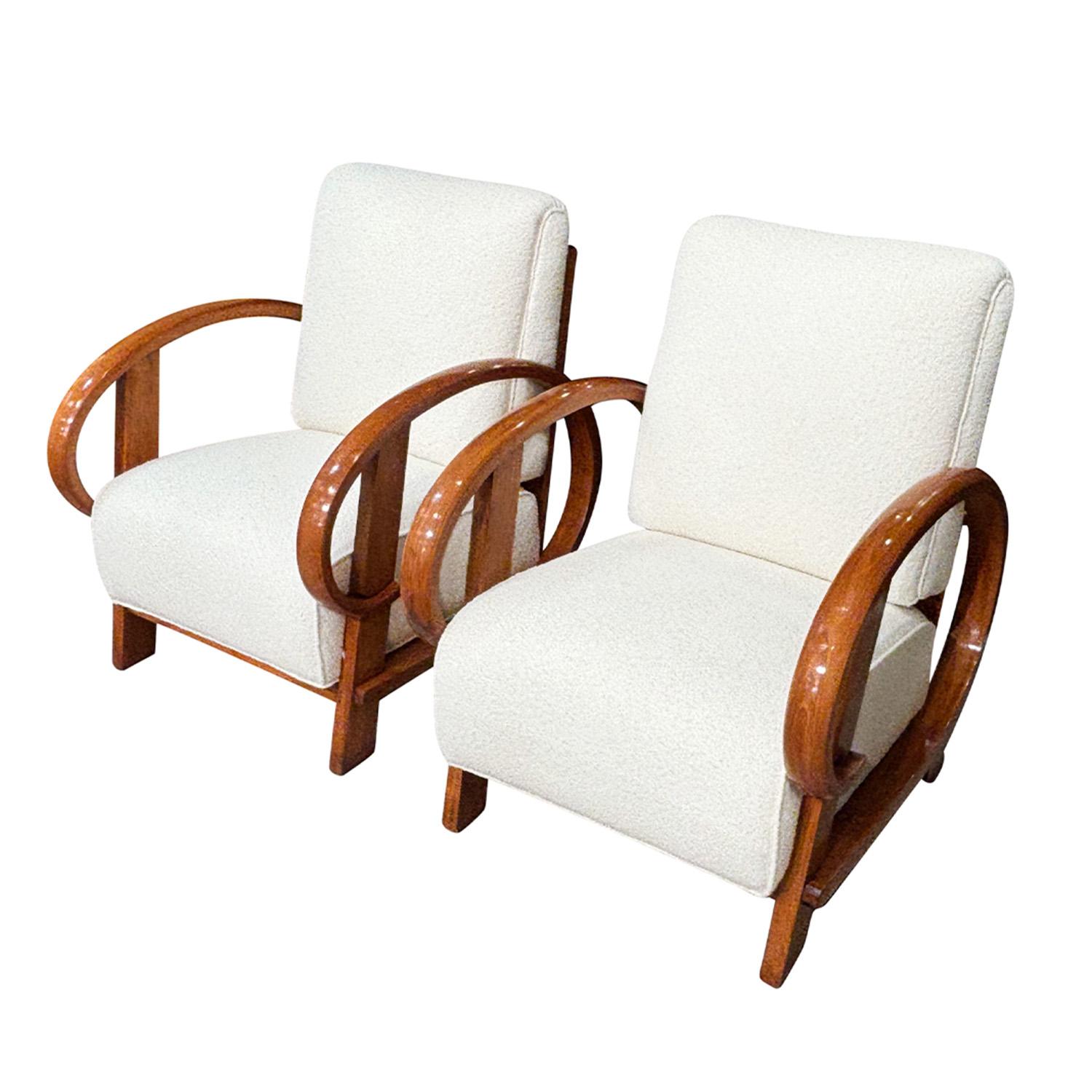 Sculpté à la main 20e siècle Paire tchèque de chaises longues en noyer sculptées par Thonet en vente