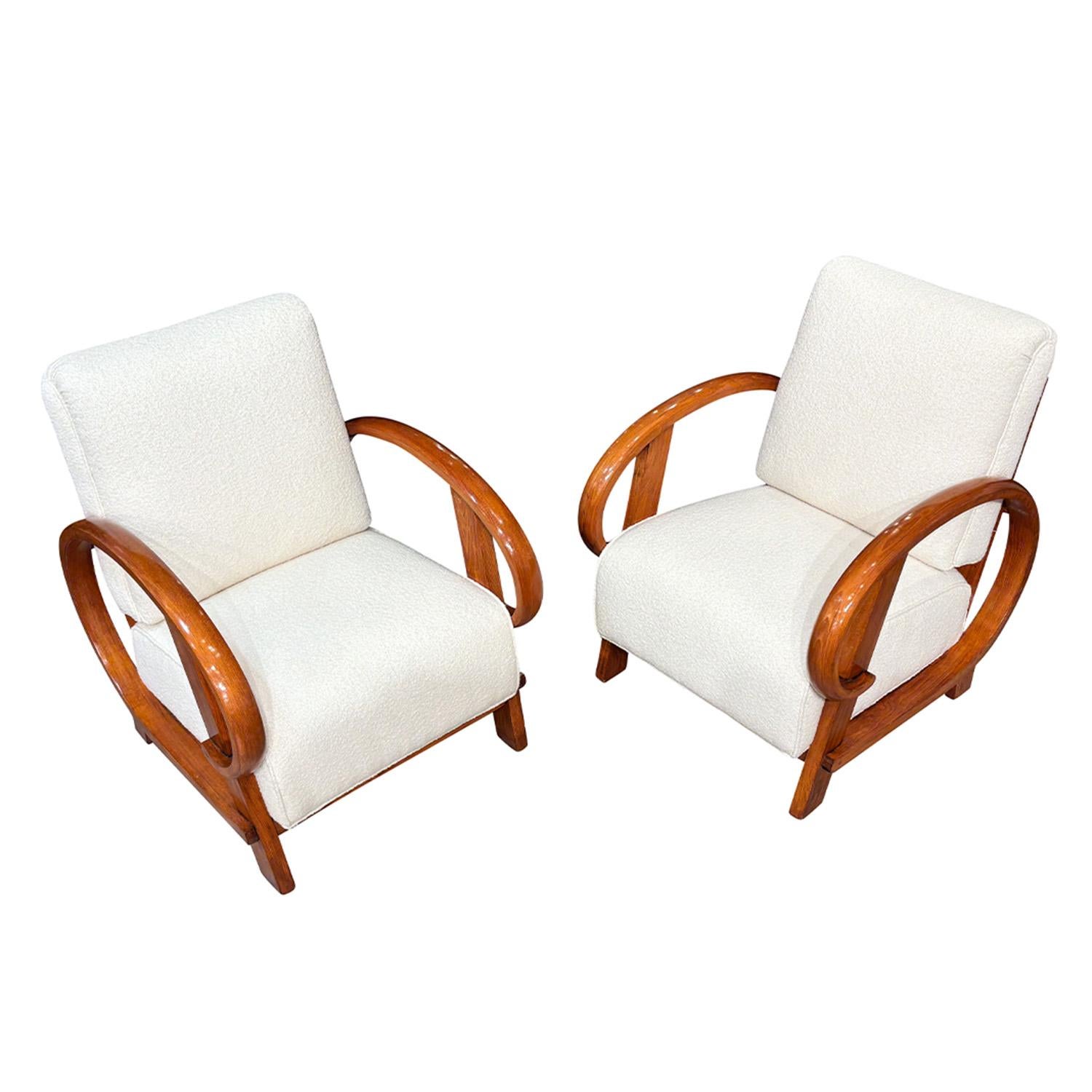 20e siècle Paire tchèque de chaises longues en noyer sculptées par Thonet Bon état - En vente à West Palm Beach, FL