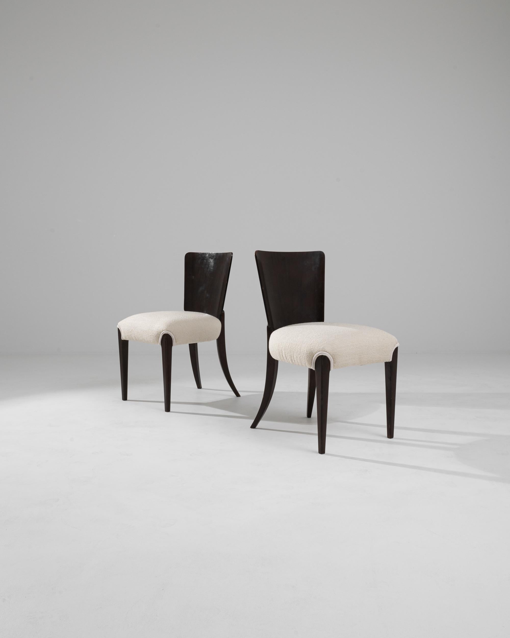 Die tschechischen Stühle des 20. Jahrhunderts von J. Halabala sind eine Meisterklasse in der Verschmelzung von funktionellem Design und künstlerischer Eleganz. Diese Stühle zeigen die für Halabala charakteristischen stromlinienförmigen Kurven und