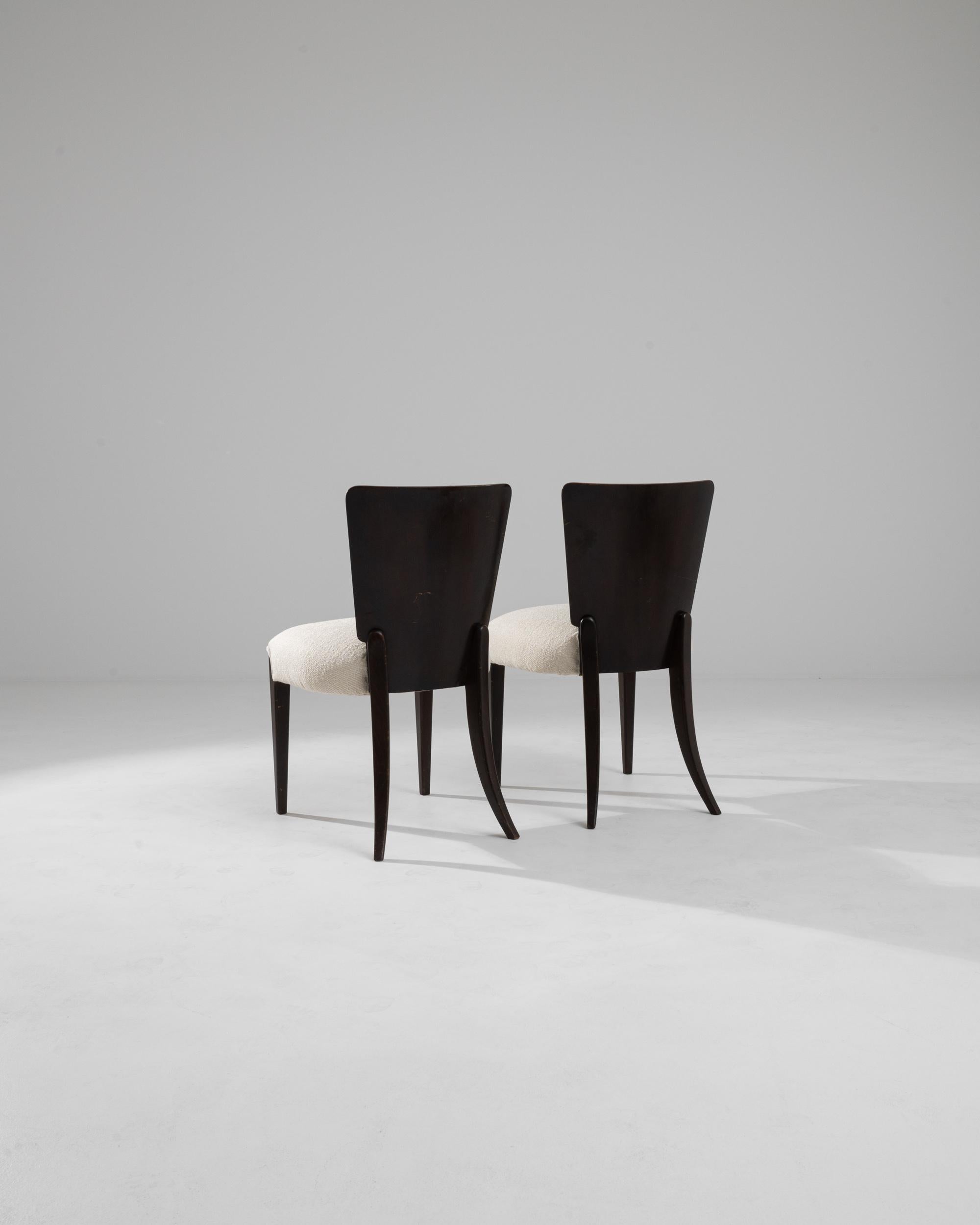 Tissu d'ameublement Paire de chaises en bois tchèques du 20e siècle par J. Halabala