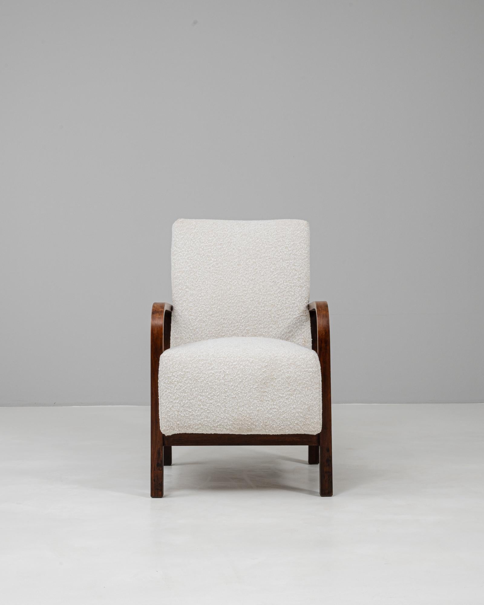 Ce fauteuil tchèque inclinable et rembourré du XXe siècle allie un design fonctionnel aux douces courbes caractéristiques du modernisme d'Europe centrale. Sa structure en bois massif, finie dans un ton chaud et naturellement vieilli, présente une