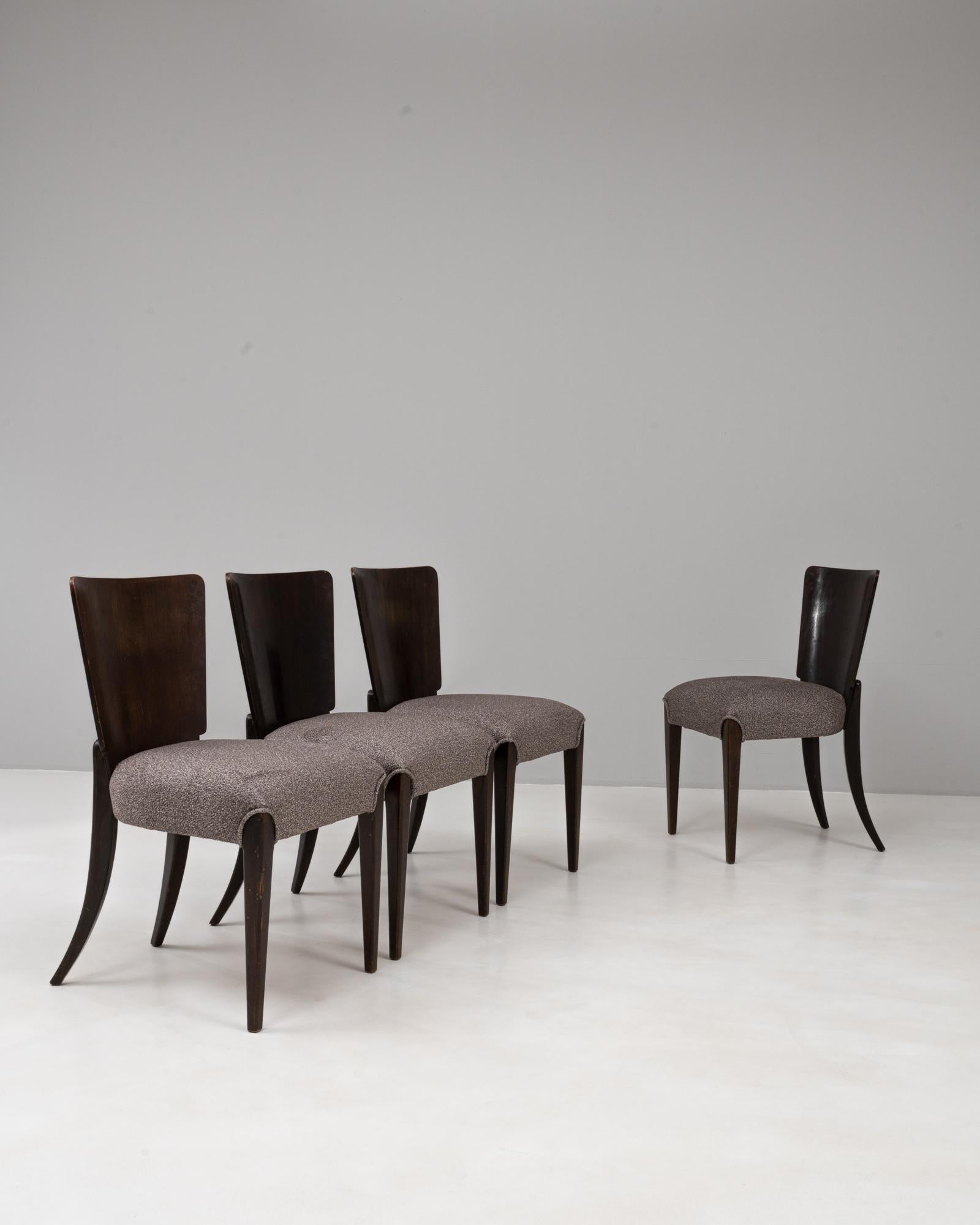 Dieses tschechische Set aus vier Art-déco-Stühlen von Jindřich Halabala aus dem 20. Jahrhundert ist ein Beispiel für den innovativen Ansatz des Designers in Bezug auf Form und Funktion. Jeder Stuhl hat elegant geschwungene, gespreizte Beine und eine