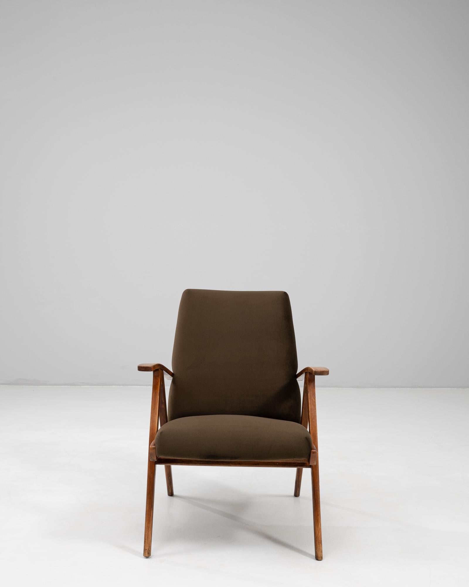 Dieser tschechische Polstersessel aus dem 20. Jahrhundert ist ein Beispiel für die raffinierte Handwerkskunst und die geometrische Klarheit des modernen Designs der Mitte des Jahrhunderts. Der Stuhl besteht aus einem massiven Holzrahmen mit kantigen