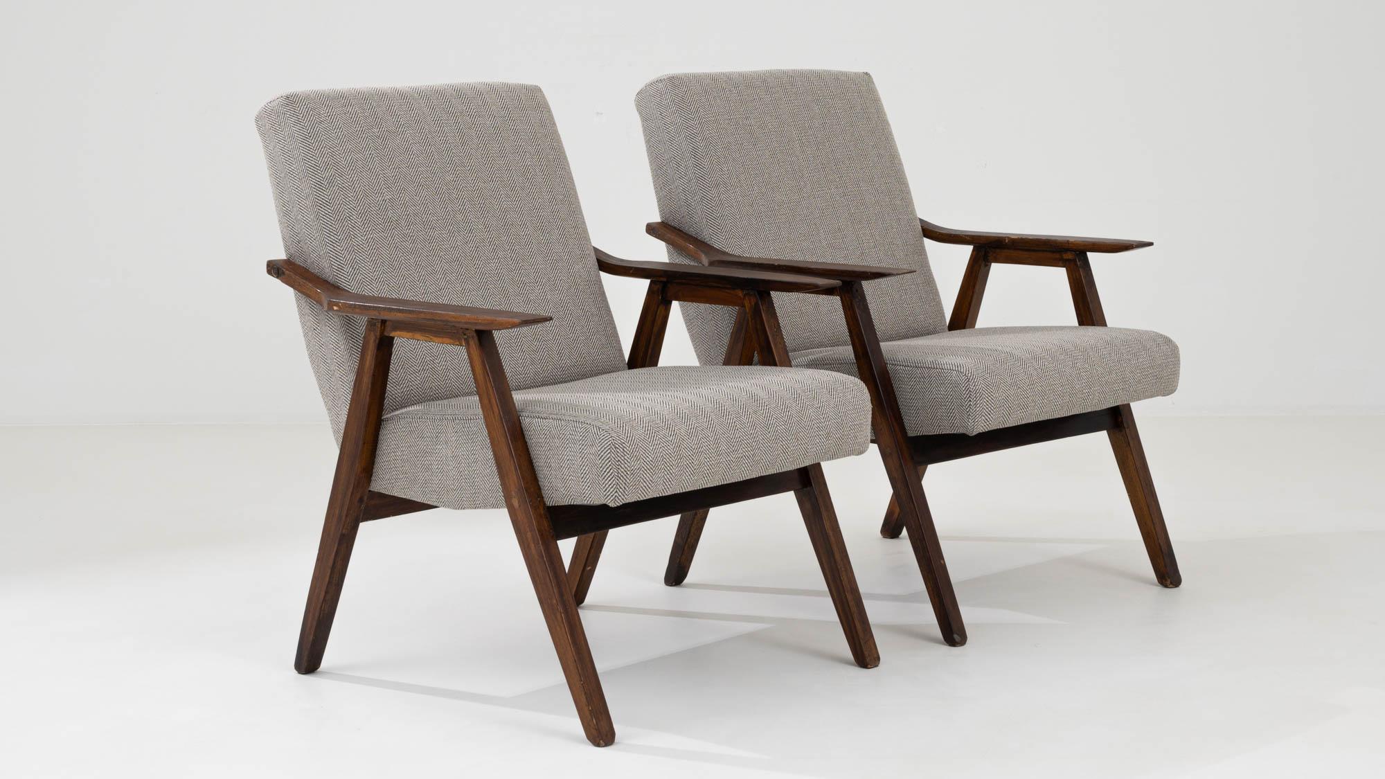 Paire de fauteuils tapissés tchèques du 20e siècle en vente 4