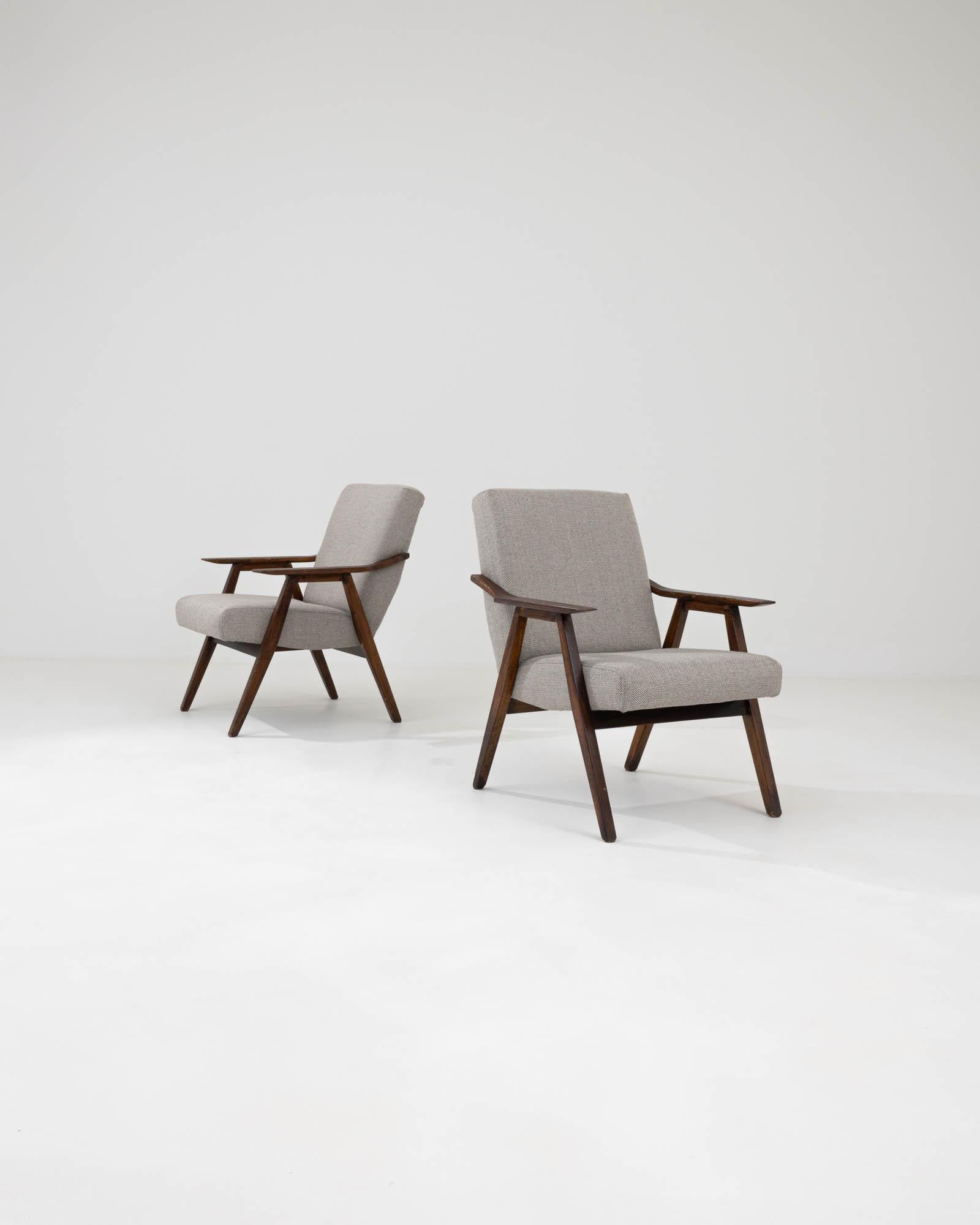 Tchèque Paire de fauteuils tapissés tchèques du 20e siècle en vente