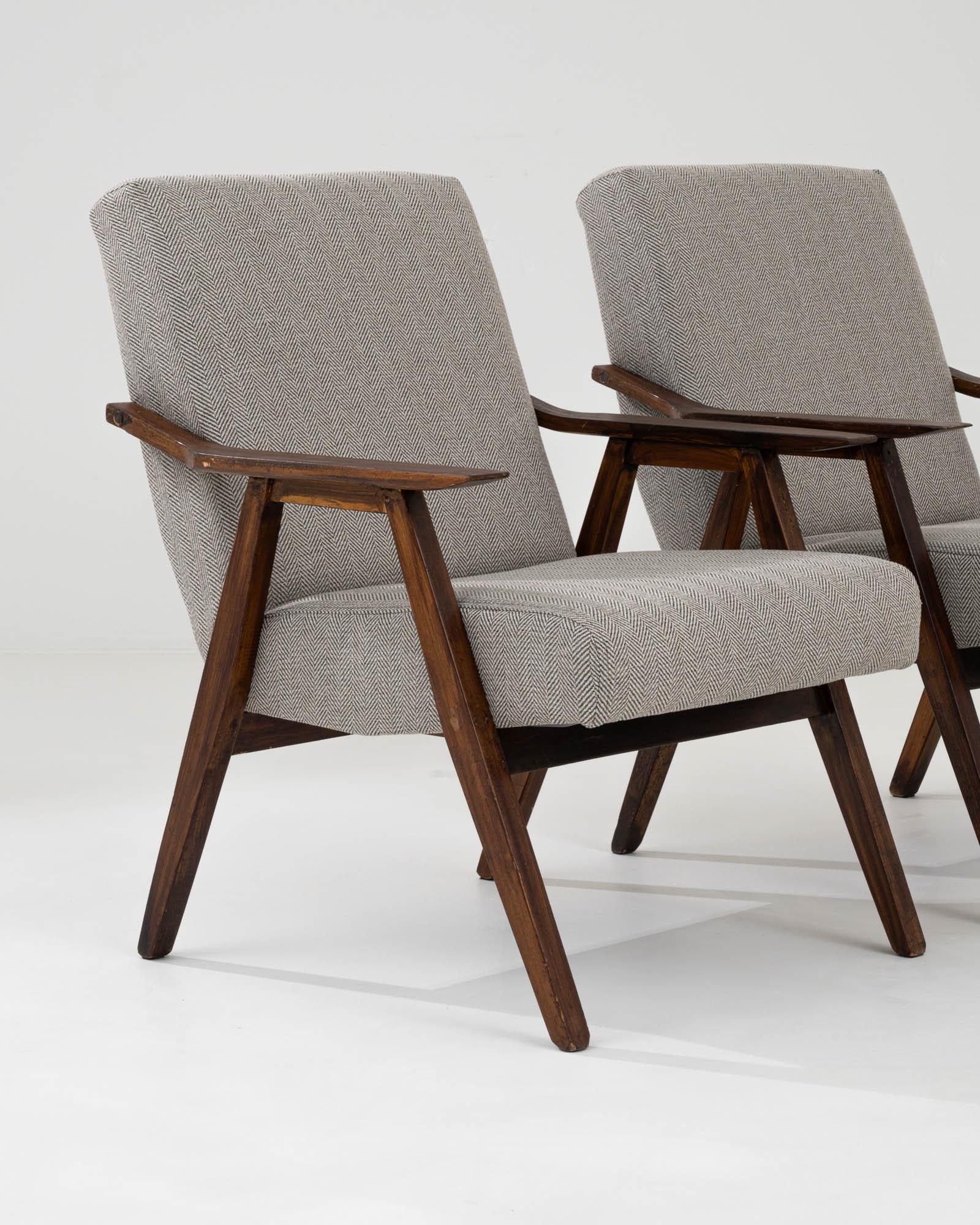 Paire de fauteuils tapissés tchèques du 20e siècle en vente 3