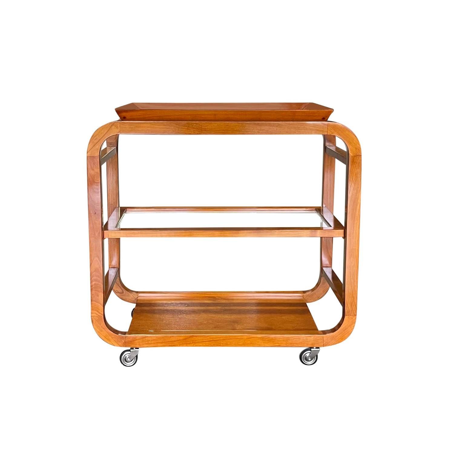 Chariot de bar et de thé Art of Vintage tchèque du début du 20e siècle en noyer poli fabriqué à la main par Thonet, en bon état. La table de service rectangulaire est composée d'un plateau en verre qui repose sur le dessus. La table de canapé est