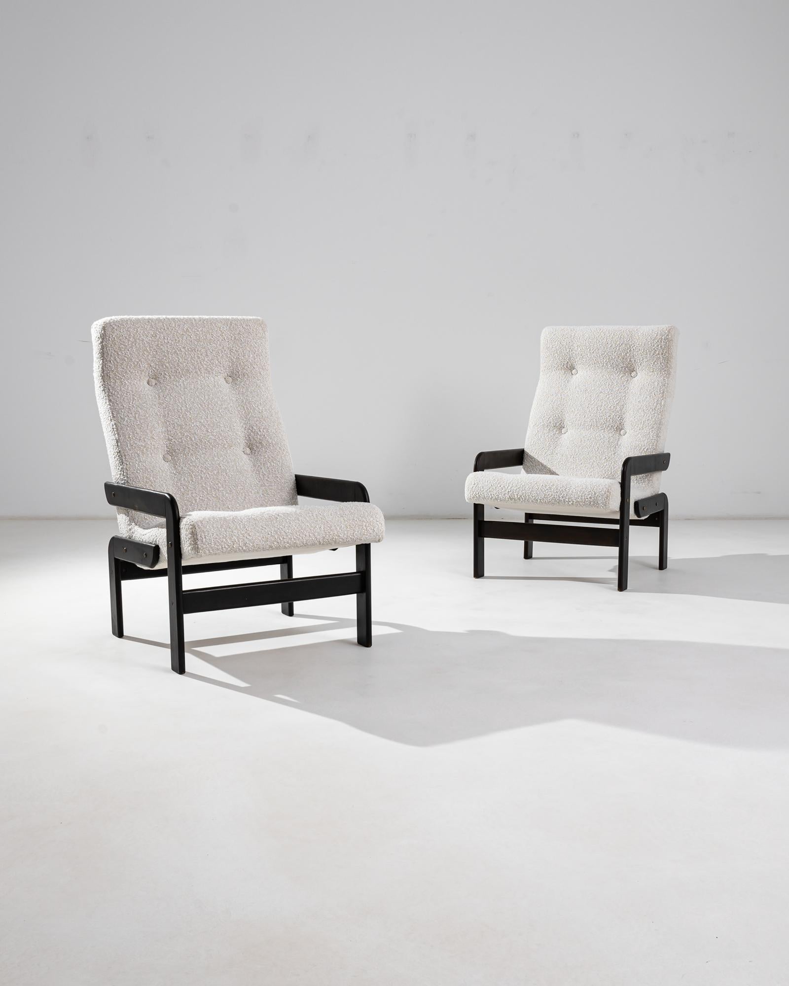 Una silhouette unica in bianco e nero conferisce a questa coppia di poltrone vintage un fascino modernista. Realizzato in Cechia nel XX secolo, le intriganti forme geometriche della cornice in legno catturano lo sguardo. Il sedile è inclinato in