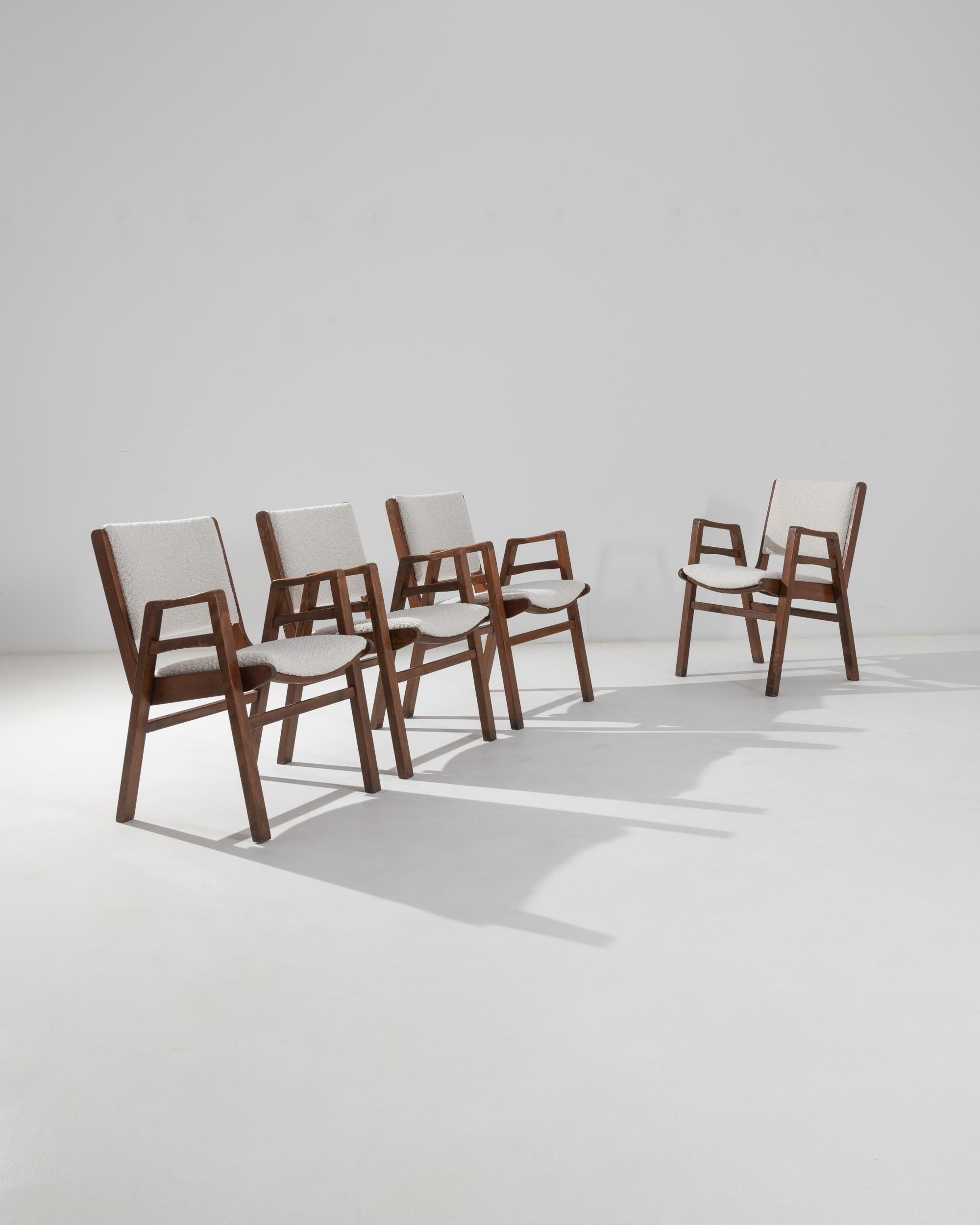 Dieses schöne Set aus vier Holzsesseln verkörpert den Stil der tschechischen Moderne. Die in den 1950er Jahren hergestellte Form ist sowohl grafisch als auch ergonomisch: Geometrische A-Rahmenbeine schaffen eine kühne Silhouette, während die weiche