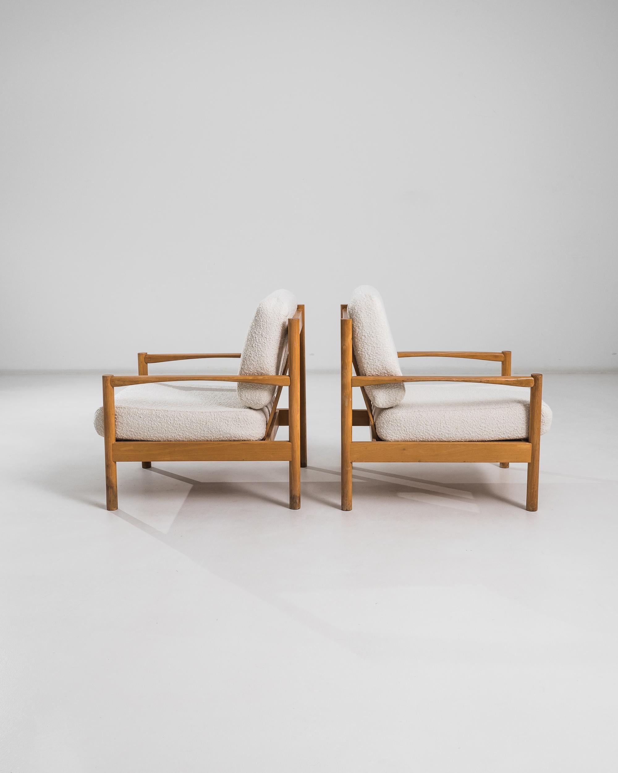 Mid-Century Modern Paire de fauteuils tchèques en bois du 20e siècle avec assise et dossier tapissés en vente