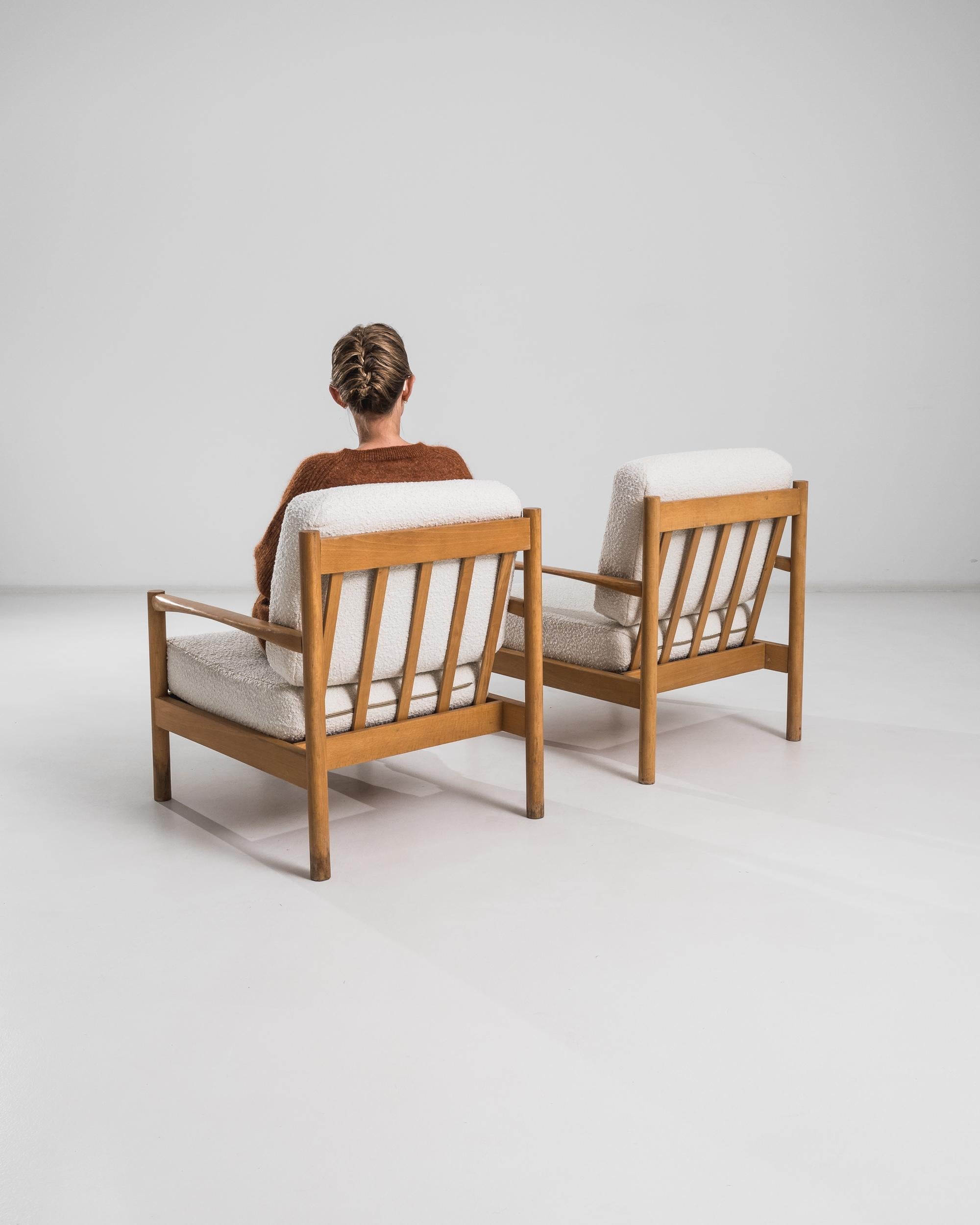 Tchèque Paire de fauteuils tchèques en bois du 20e siècle avec assise et dossier tapissés en vente