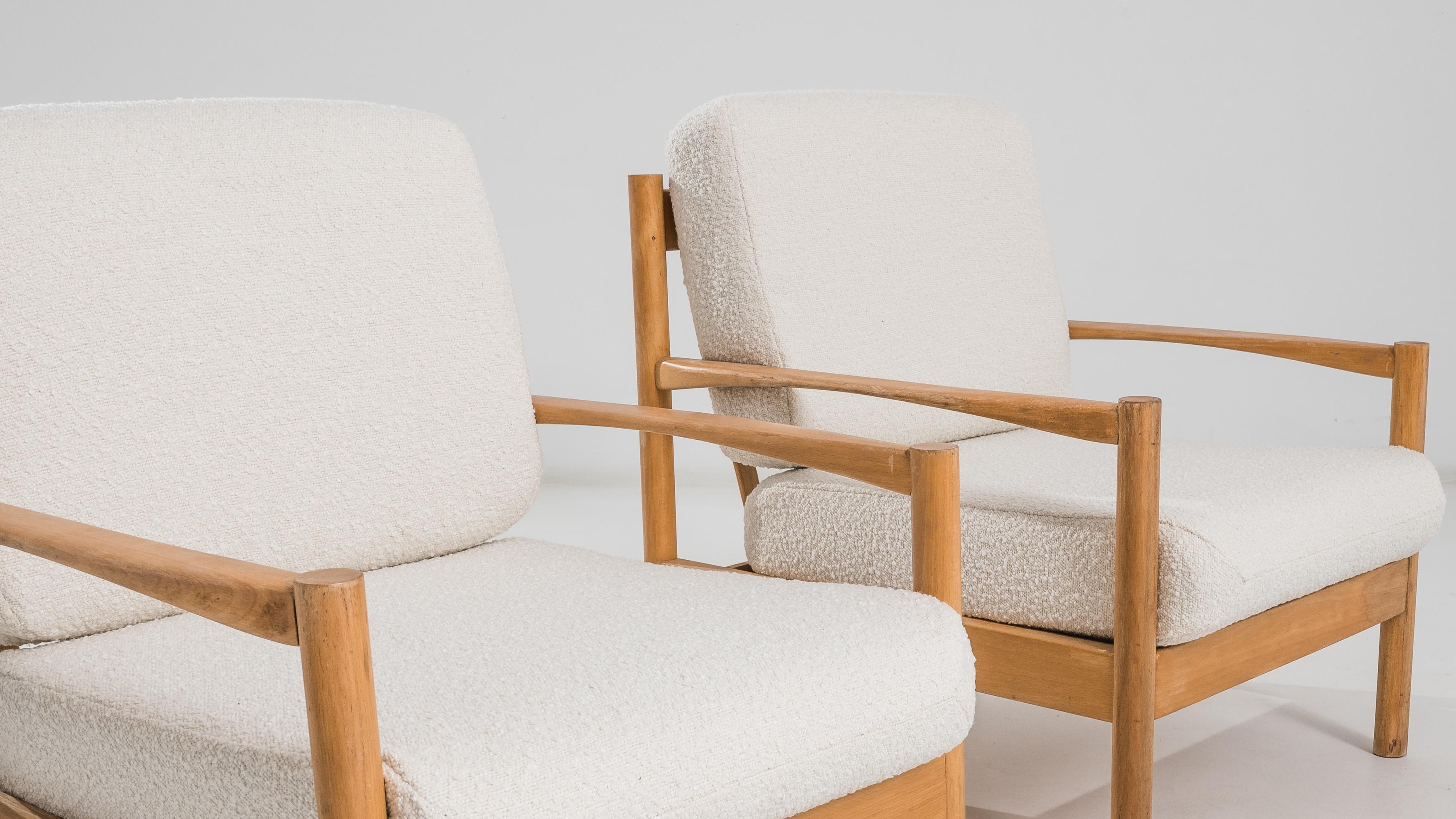 Tissu d'ameublement Paire de fauteuils tchèques en bois du 20e siècle avec assise et dossier tapissés en vente