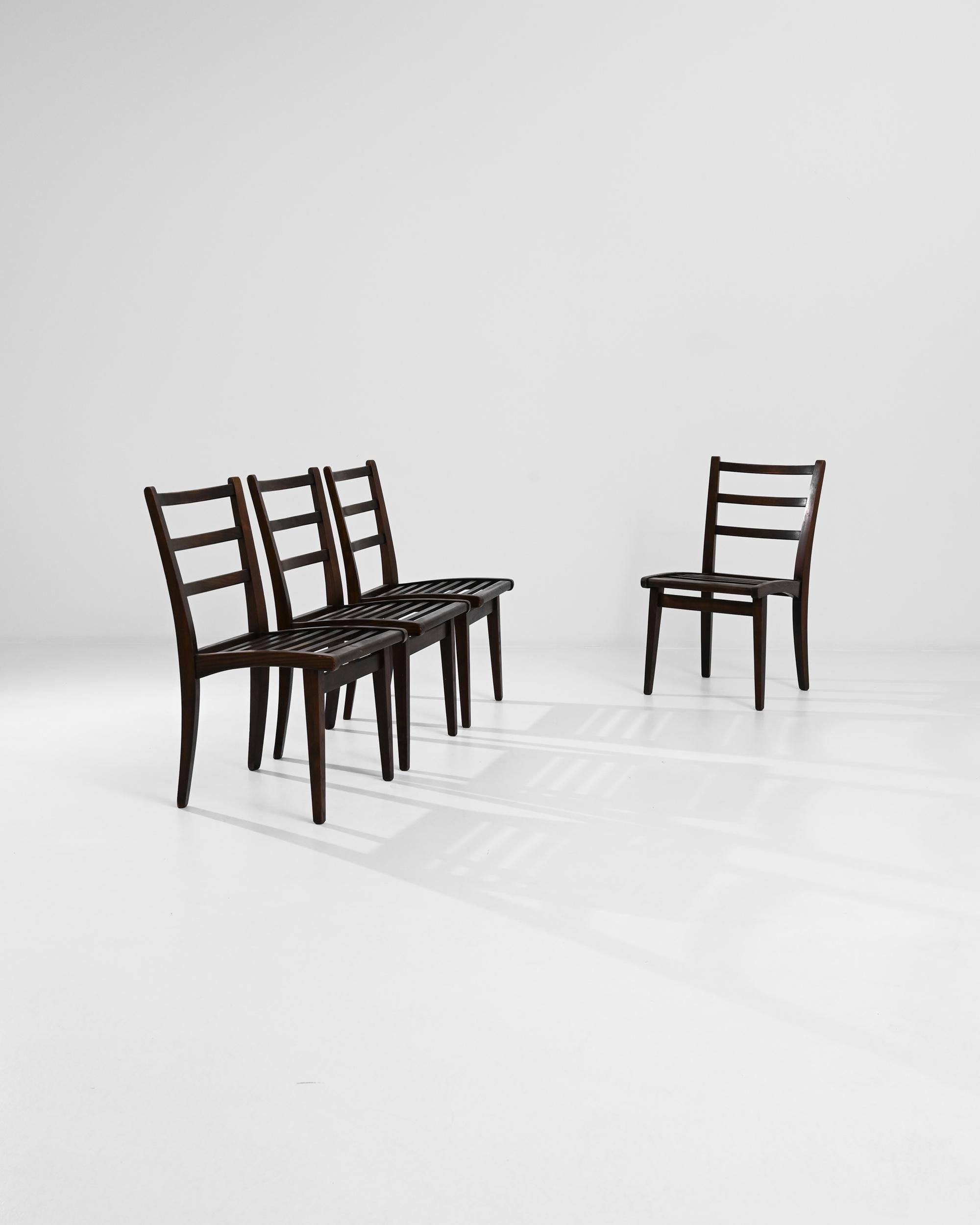 La forme simple mais frappante de ces chaises en bois les met immédiatement à l'aise dans une variété d'espaces intérieurs et extérieurs. Fabriquées dans la Tchécoslovaquie du XXe siècle, les courbes subtiles confèrent une élégance ergonomique au