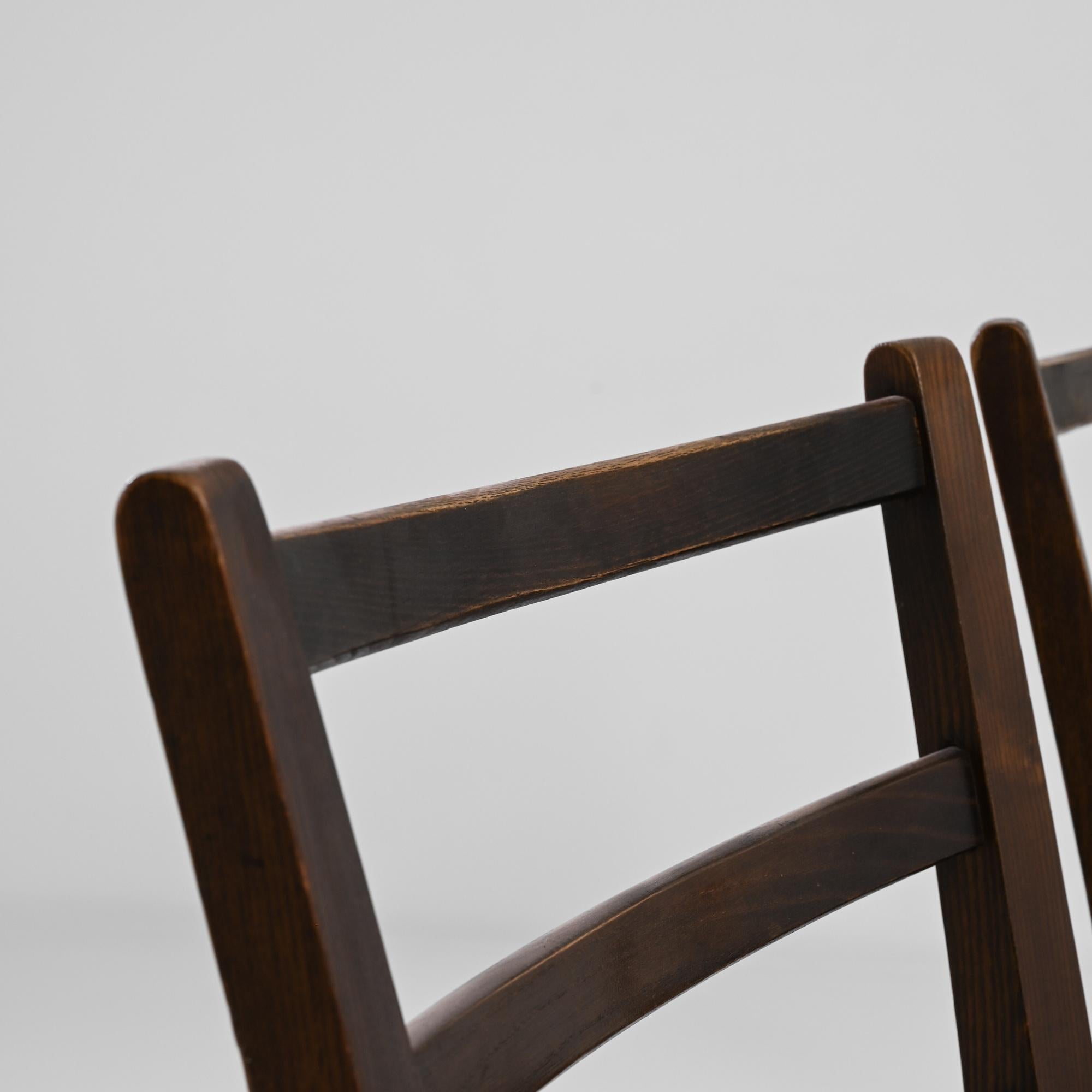 Tchèque Ensemble de quatre chaises tchèques en bois du XXe siècle en vente