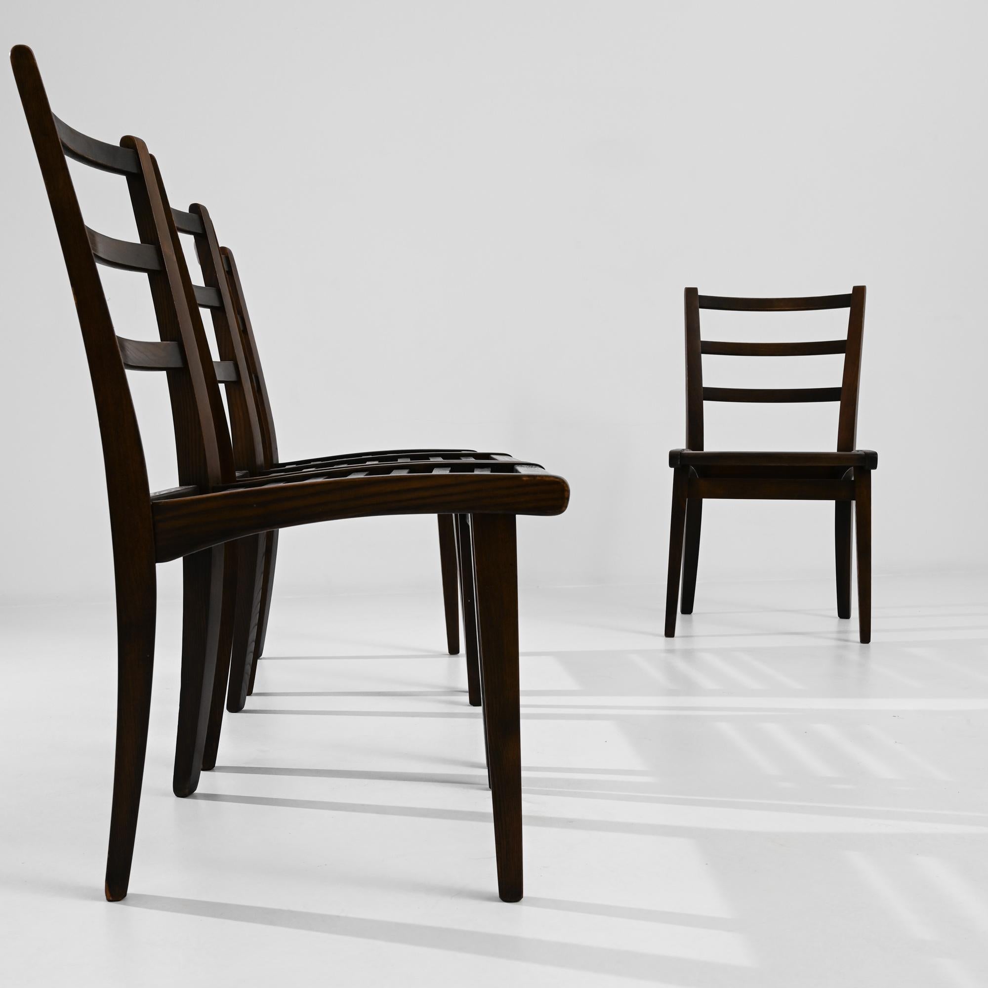 20ième siècle Ensemble de quatre chaises tchèques en bois du XXe siècle en vente