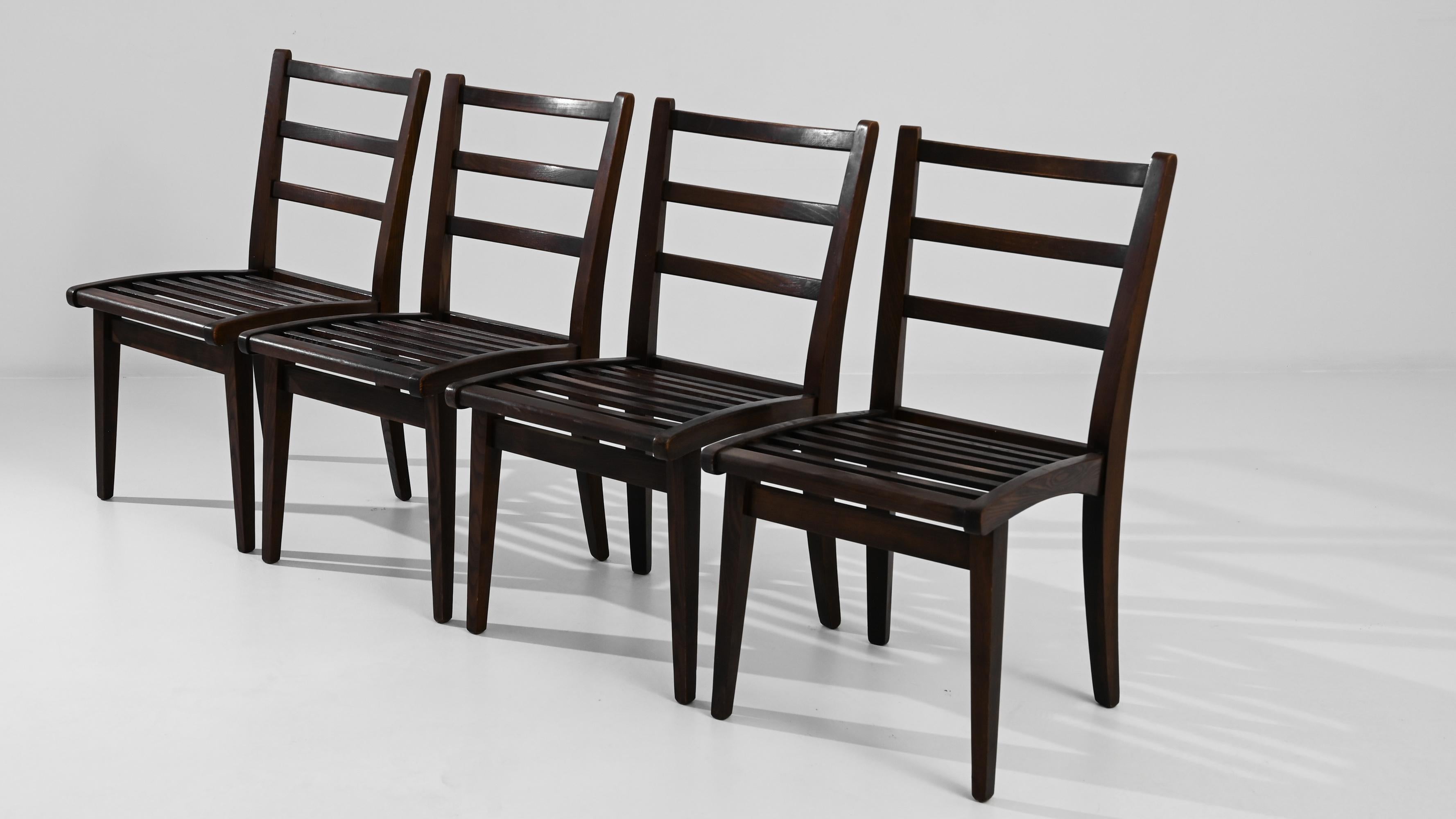 Bois de feuillus Ensemble de quatre chaises tchèques en bois du XXe siècle en vente