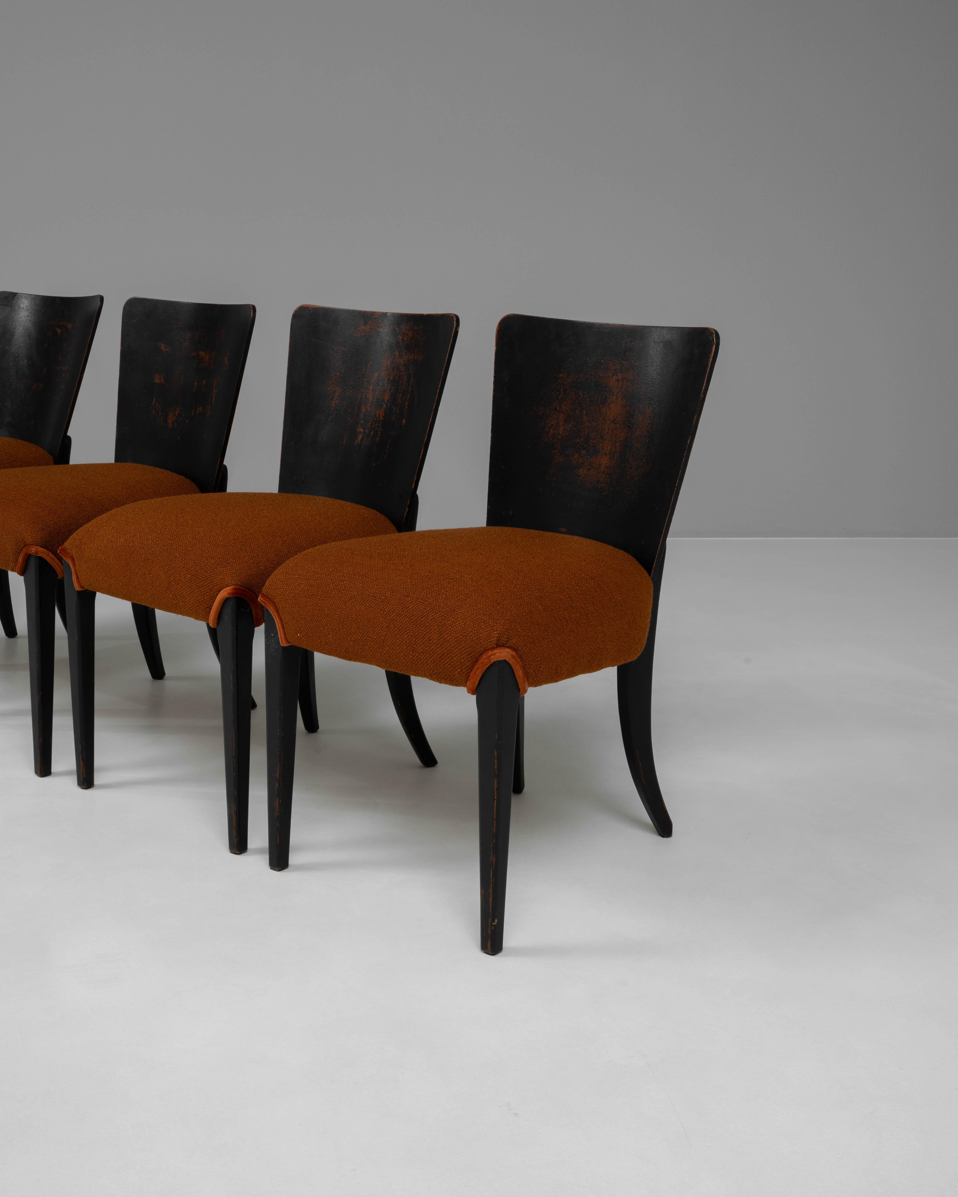 Tschechische Holz-Esszimmerstühle des 20. Jahrhunderts mit gepolsterten Sitzen von J. Halabala im Angebot 7