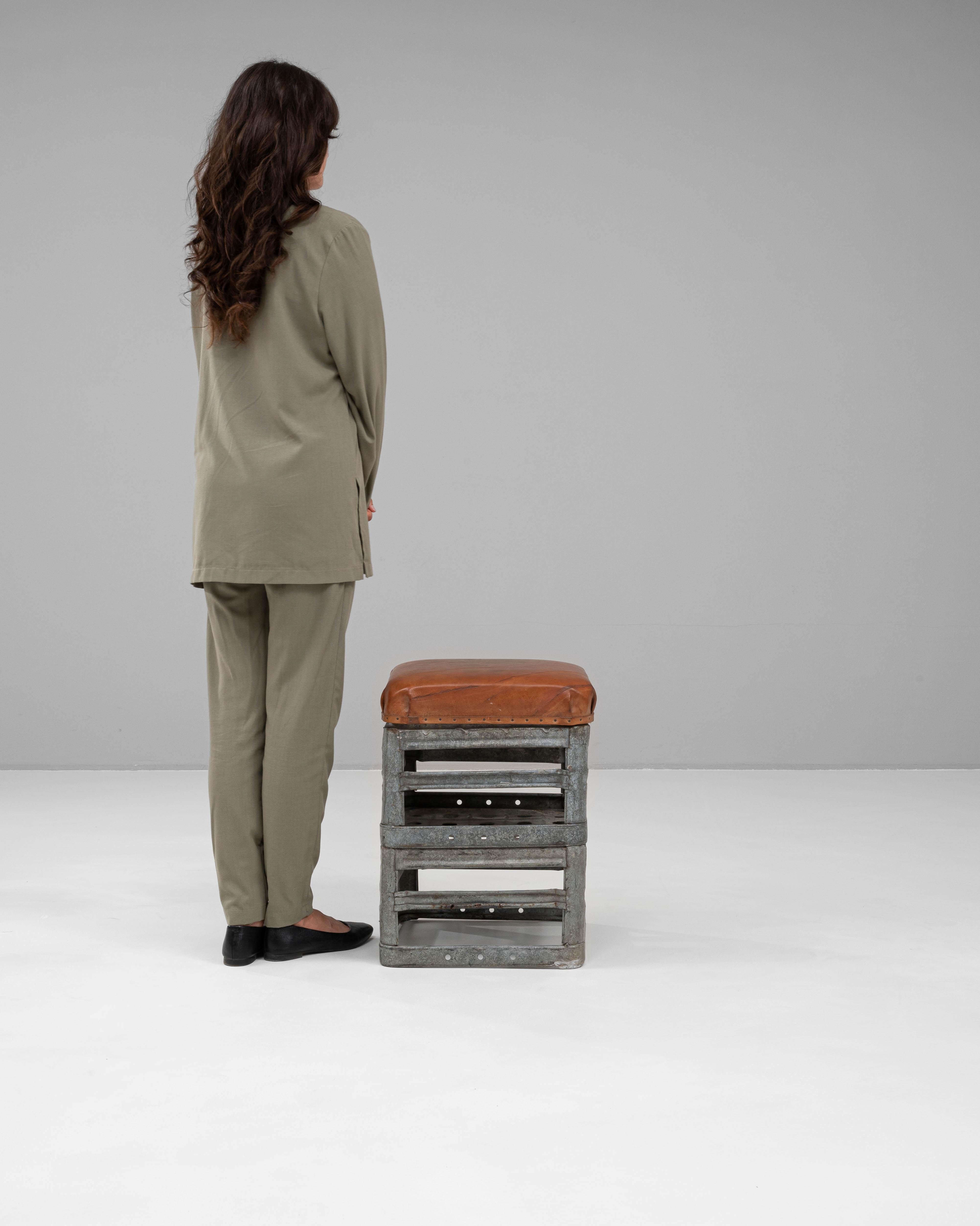 Industriel Tabouret en métal tchèque du 20e siècle avec assise en cuir en vente