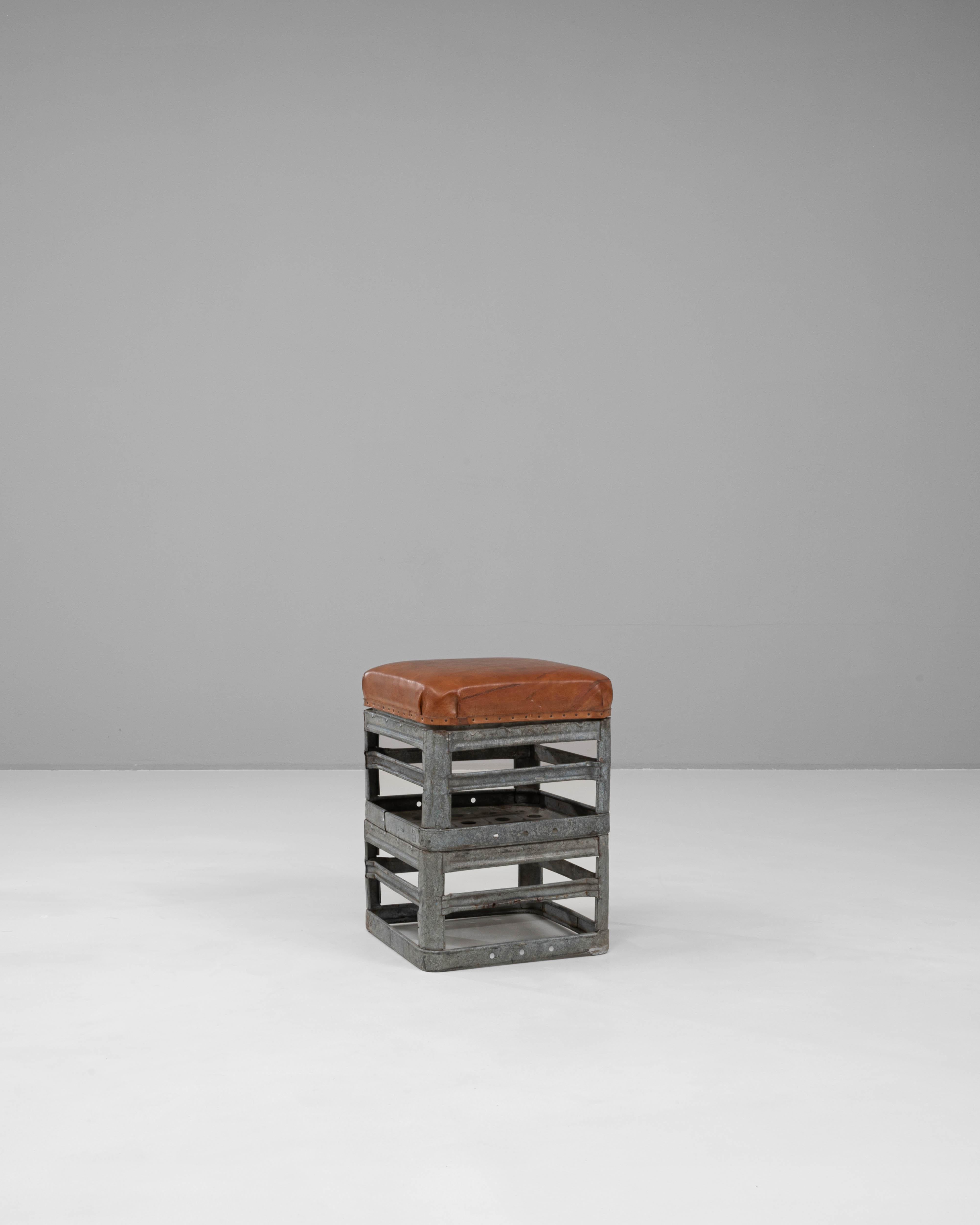 Tchèque Tabouret en métal tchèque du 20e siècle avec assise en cuir en vente