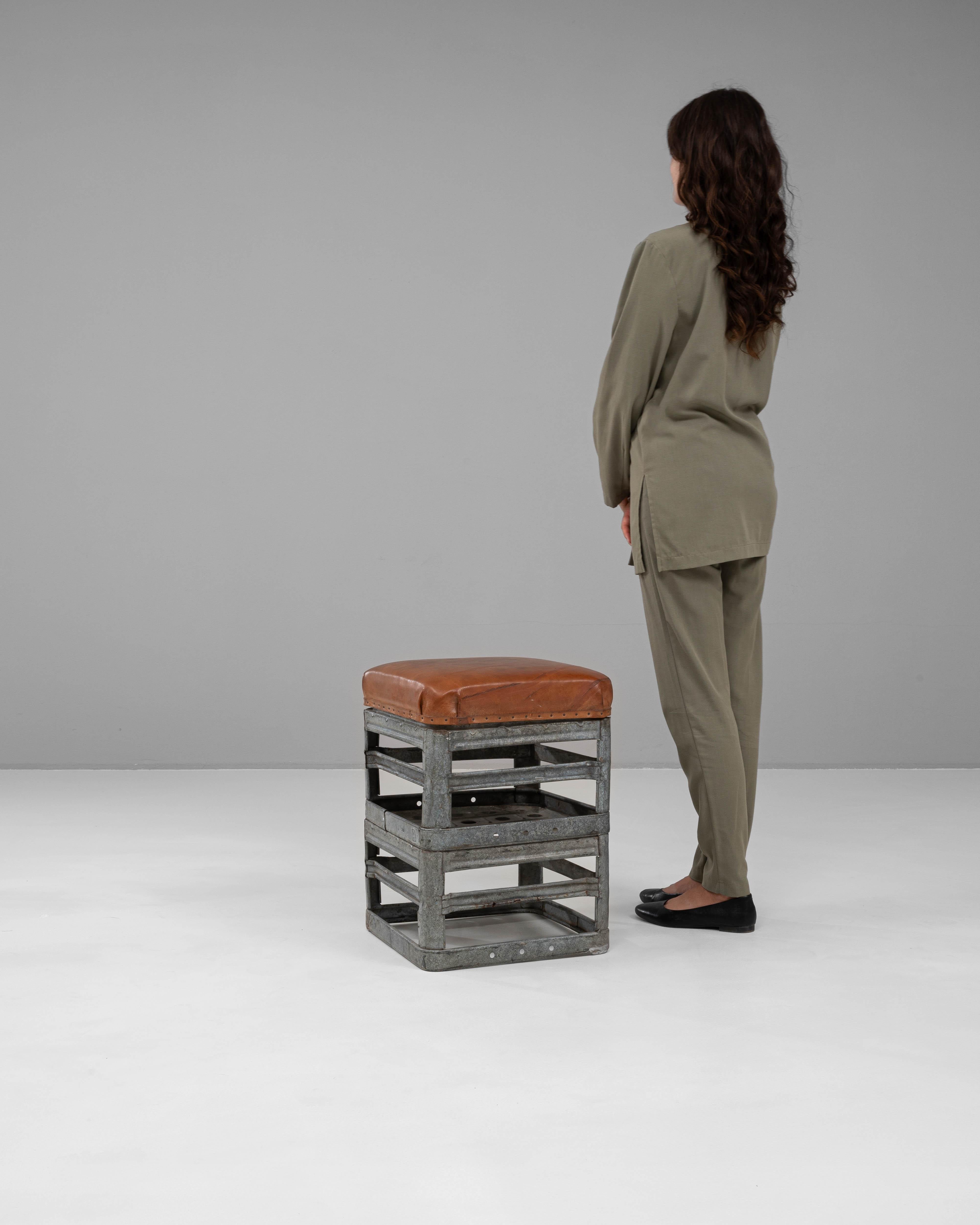 Tabouret en métal tchèque du 20e siècle avec assise en cuir Bon état - En vente à High Point, NC