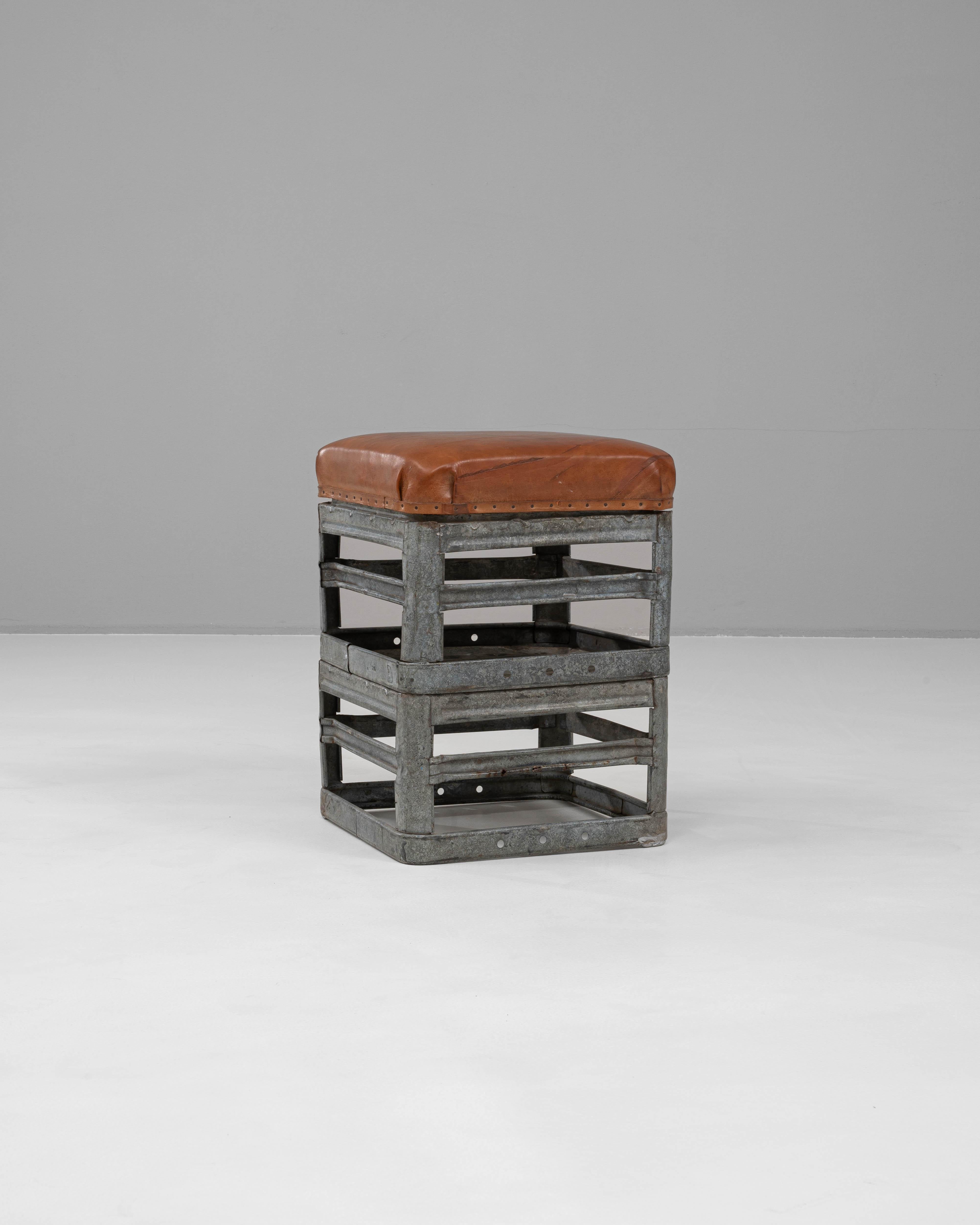 20ième siècle Tabouret en métal tchèque du 20e siècle avec assise en cuir en vente