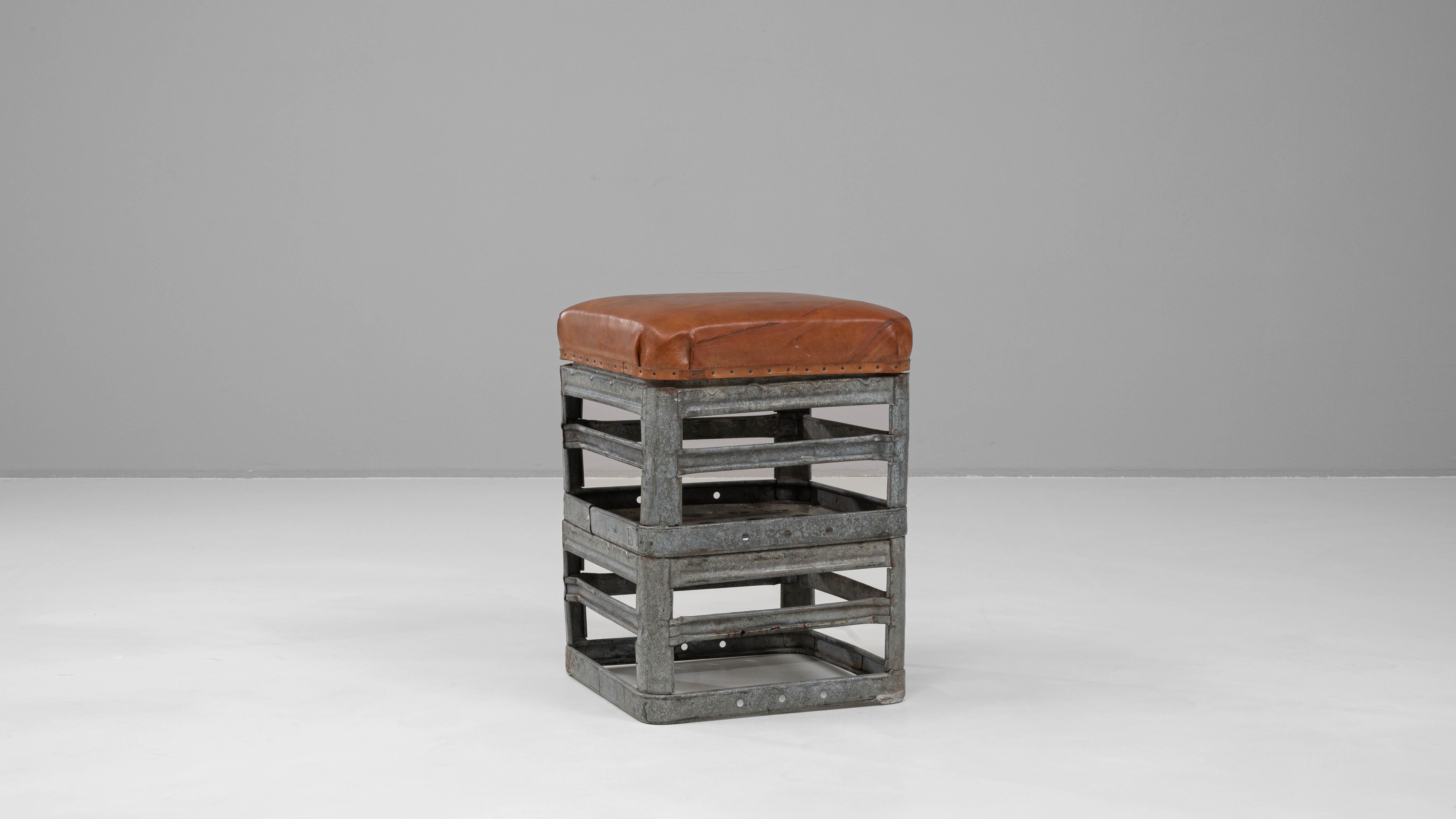 Métal Tabouret en métal tchèque du 20e siècle avec assise en cuir en vente