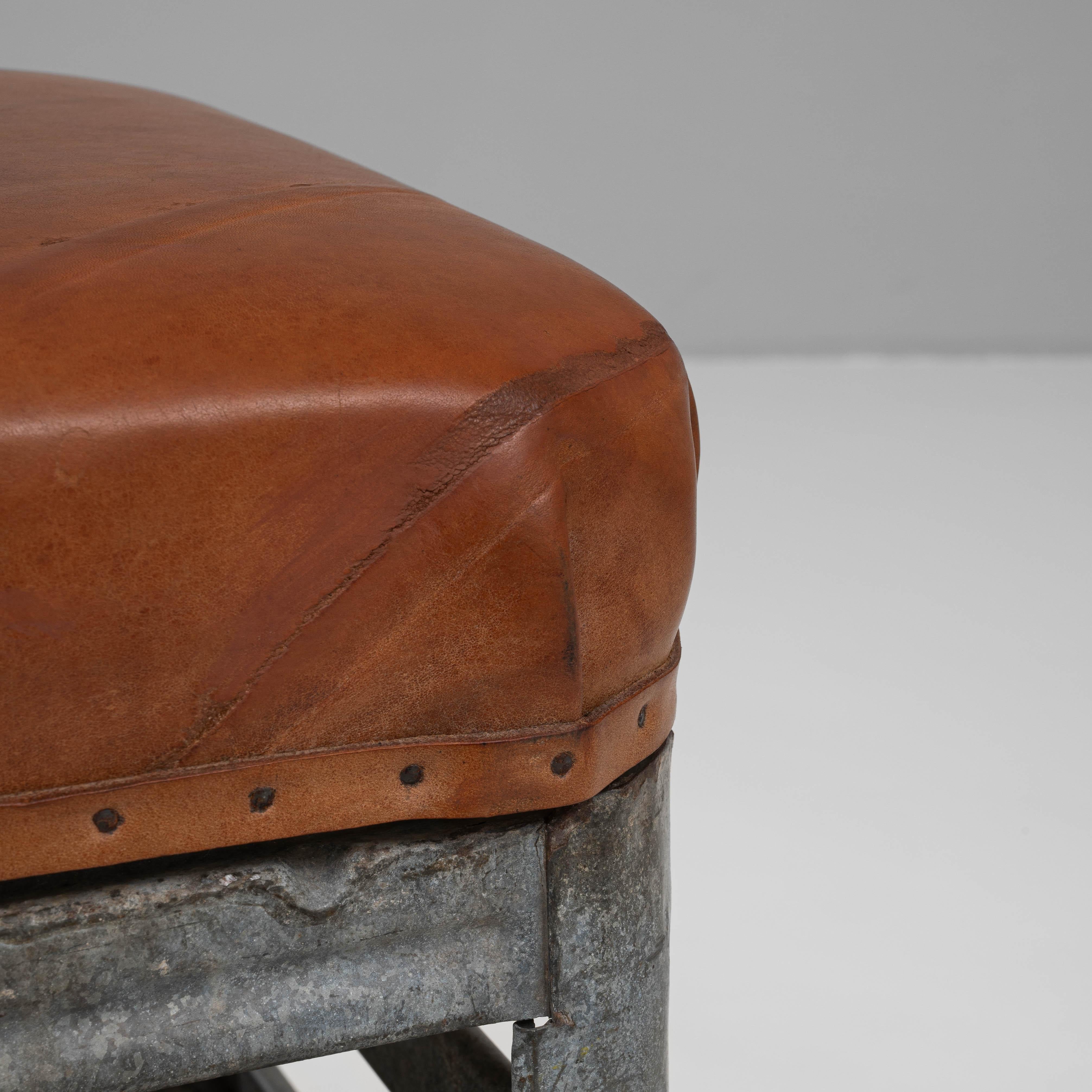 Tabouret en métal tchèque du 20e siècle avec assise en cuir en vente 1