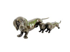 Cachorros de la raza dachshund del siglo XX. Figurita austriaca en miniatura, de época.