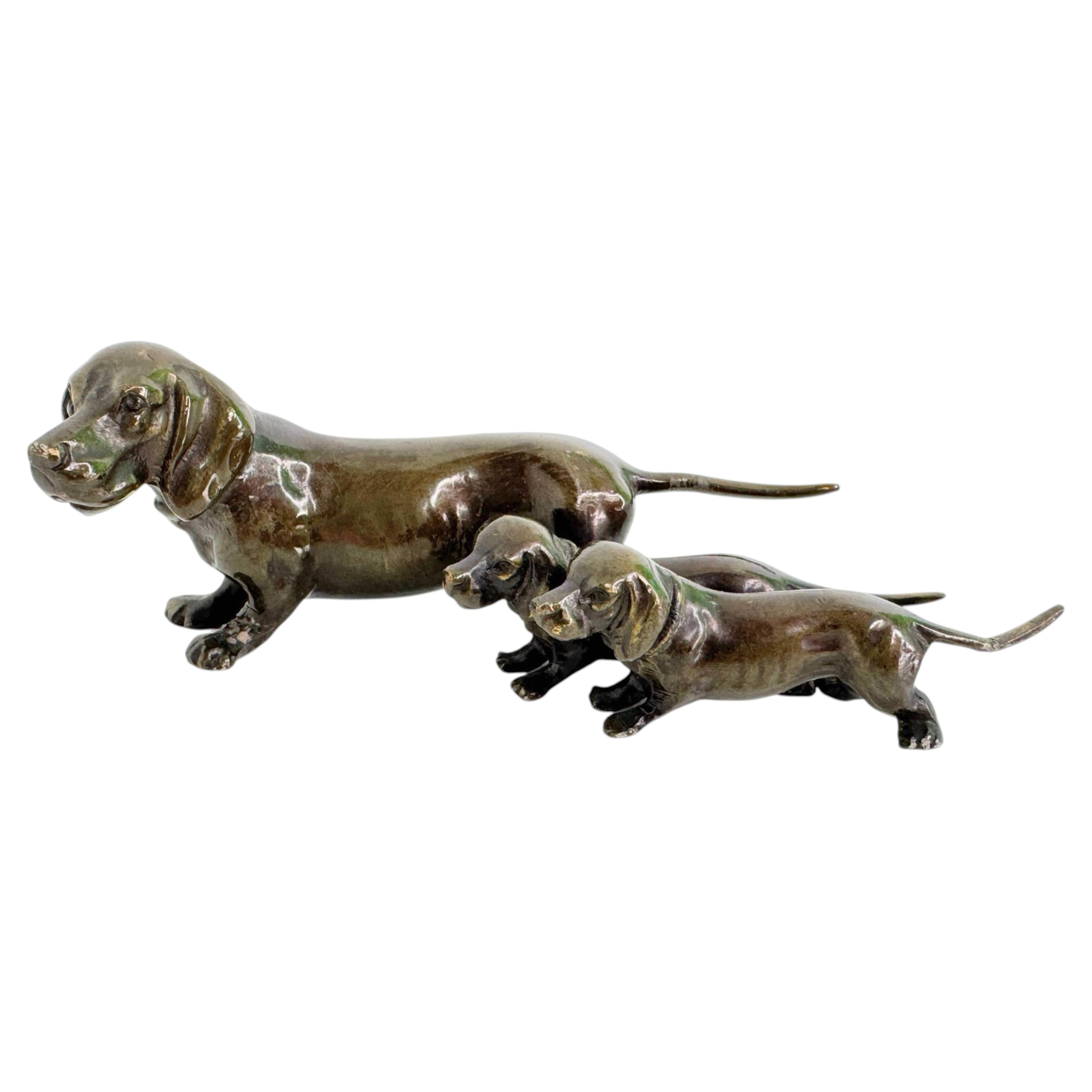 Figurine antique autrichienne représentant une famille de chiots teckels du XXe siècle