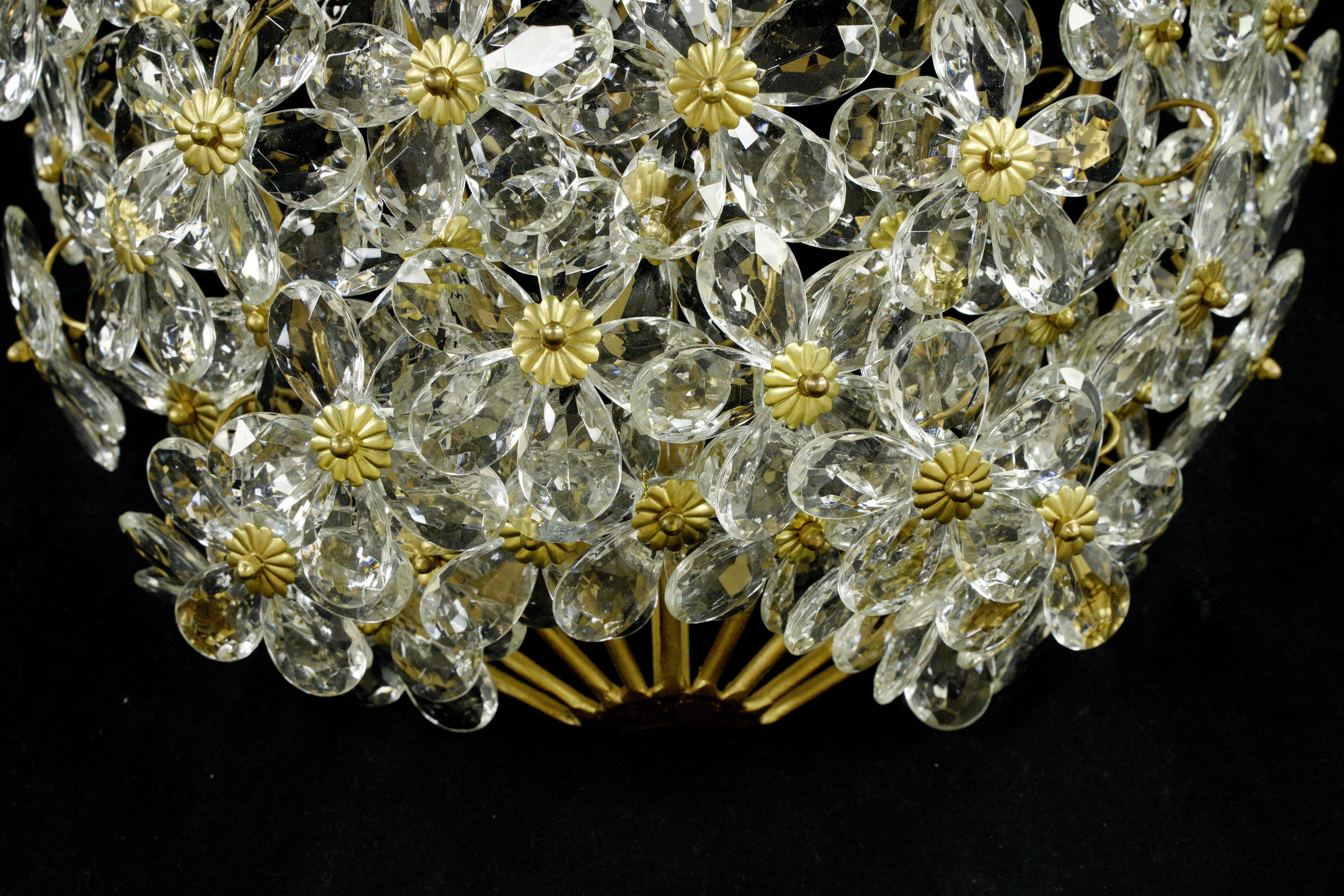 20th Century Daisy Crystal Basket Sconce In Good Condition For Sale In New York, NY