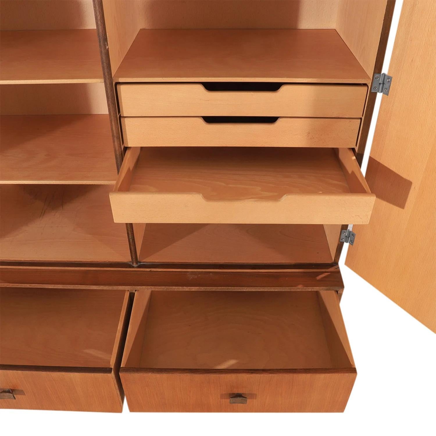 Dänischer Esszimmerschrank aus Buche des 20. Jahrhunderts – Vintage skandinavisches Buffetschrank (Handgeschnitzt) im Angebot