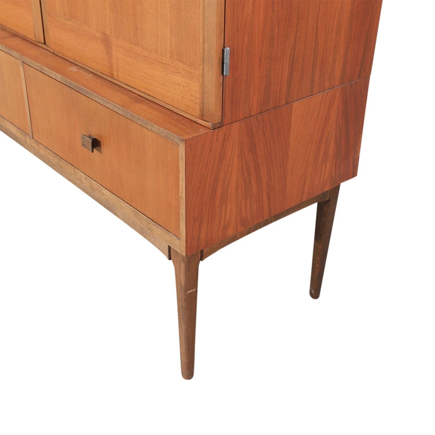 Dänischer Esszimmerschrank aus Buche des 20. Jahrhunderts – Vintage skandinavisches Buffetschrank im Zustand „Gut“ im Angebot in West Palm Beach, FL