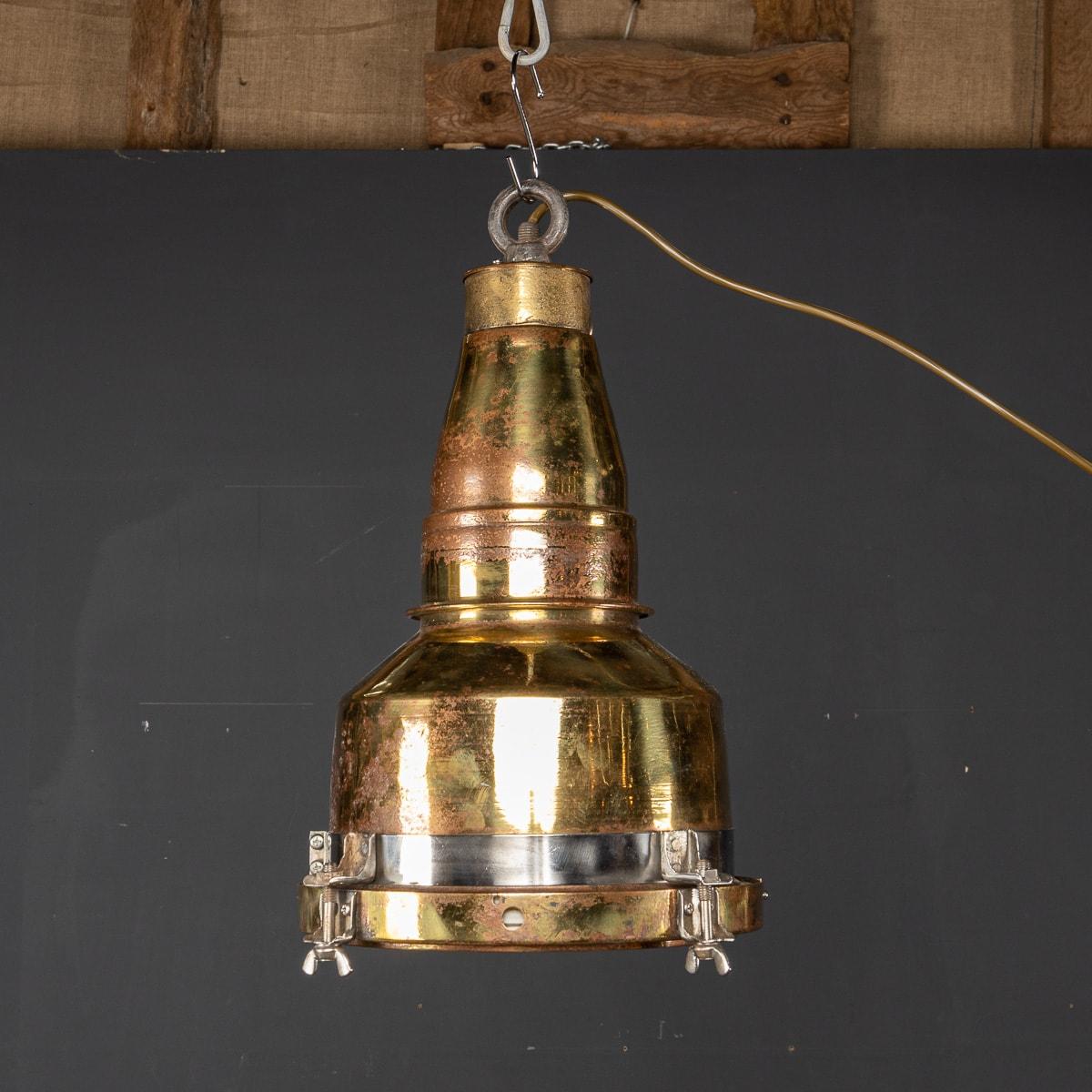 Danois Lampe de bateau en laiton danoise du 20e siècle en vente