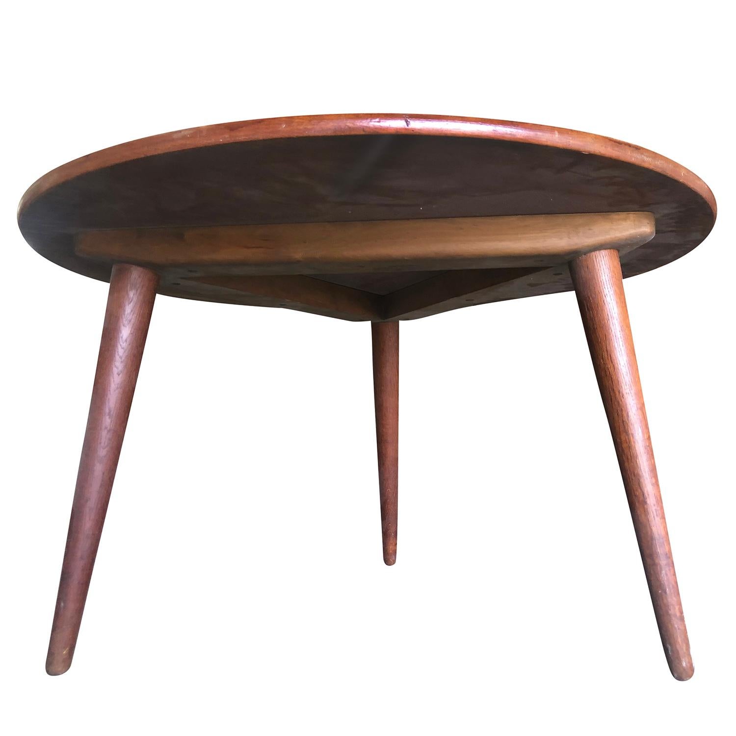 Table basse ronde vintage du milieu du siècle en bois de teck travaillé à la main. Cette table d'appoint danoise a été conçue par Hans J. Wegner et produite par Andreas Tuck. Elle est en bon état. Usures dues à l'âge et à l'utilisation, vers