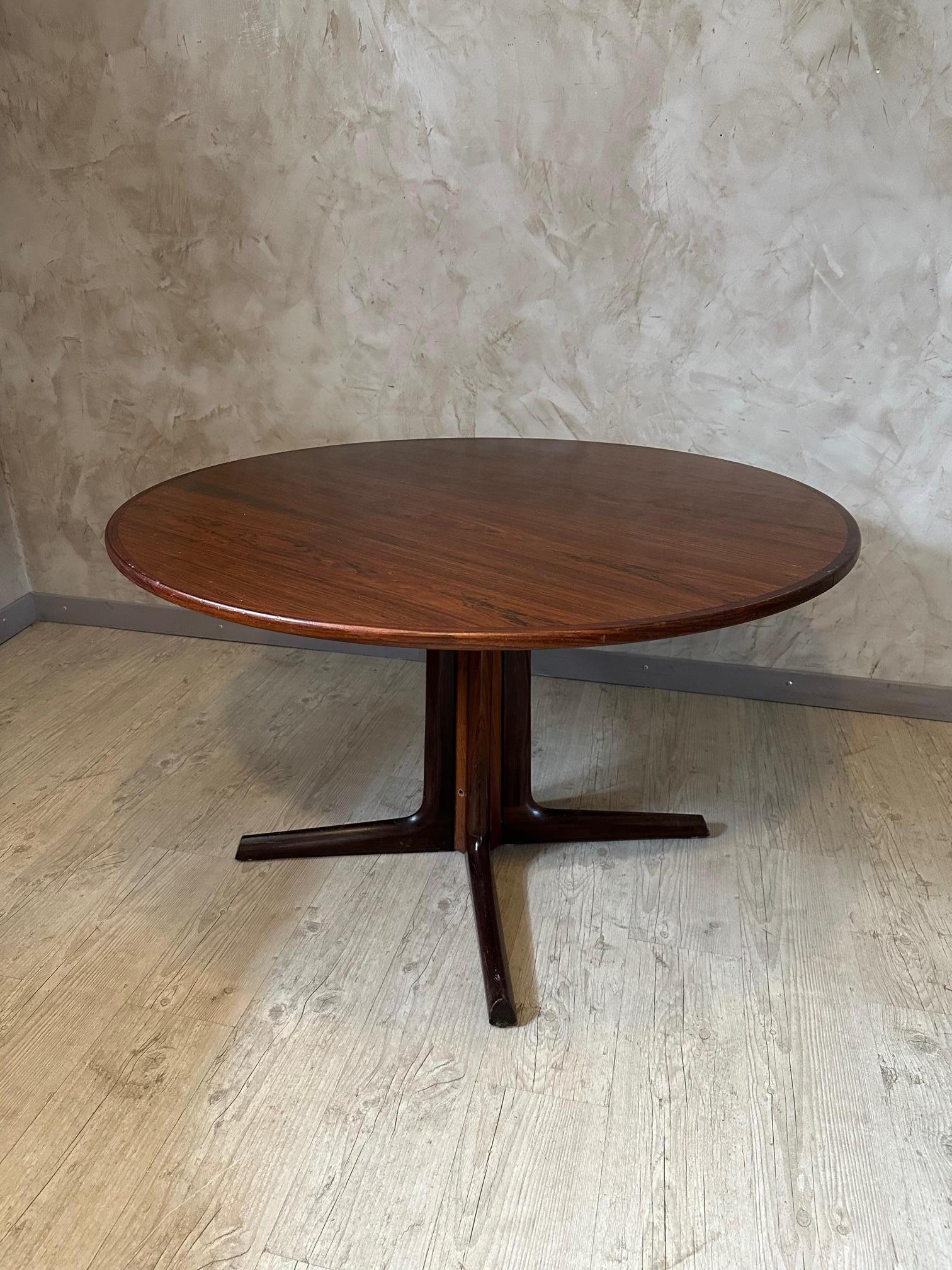Very nice round teak table from the 60s made by a Danish designer (label below). Cross base.
Extension missing. Very good quality and good condition.
For lovers of design and decoration.