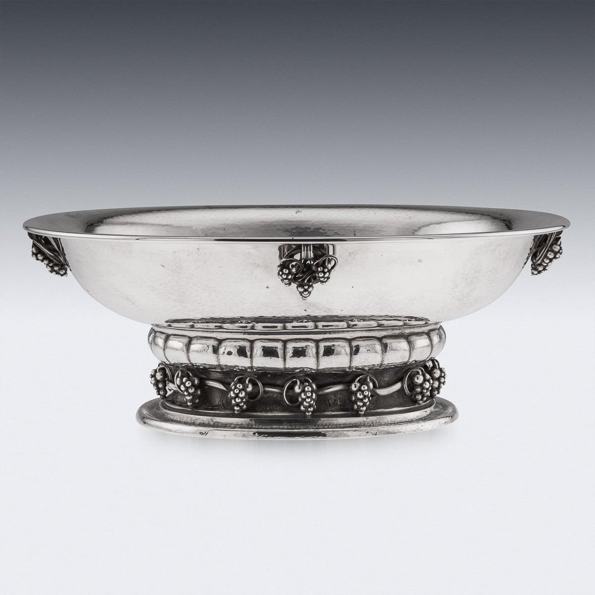 Danois Bol de centre de table danois Georg Jensen du 20ème siècle en argent massif à motif de vigne en vente