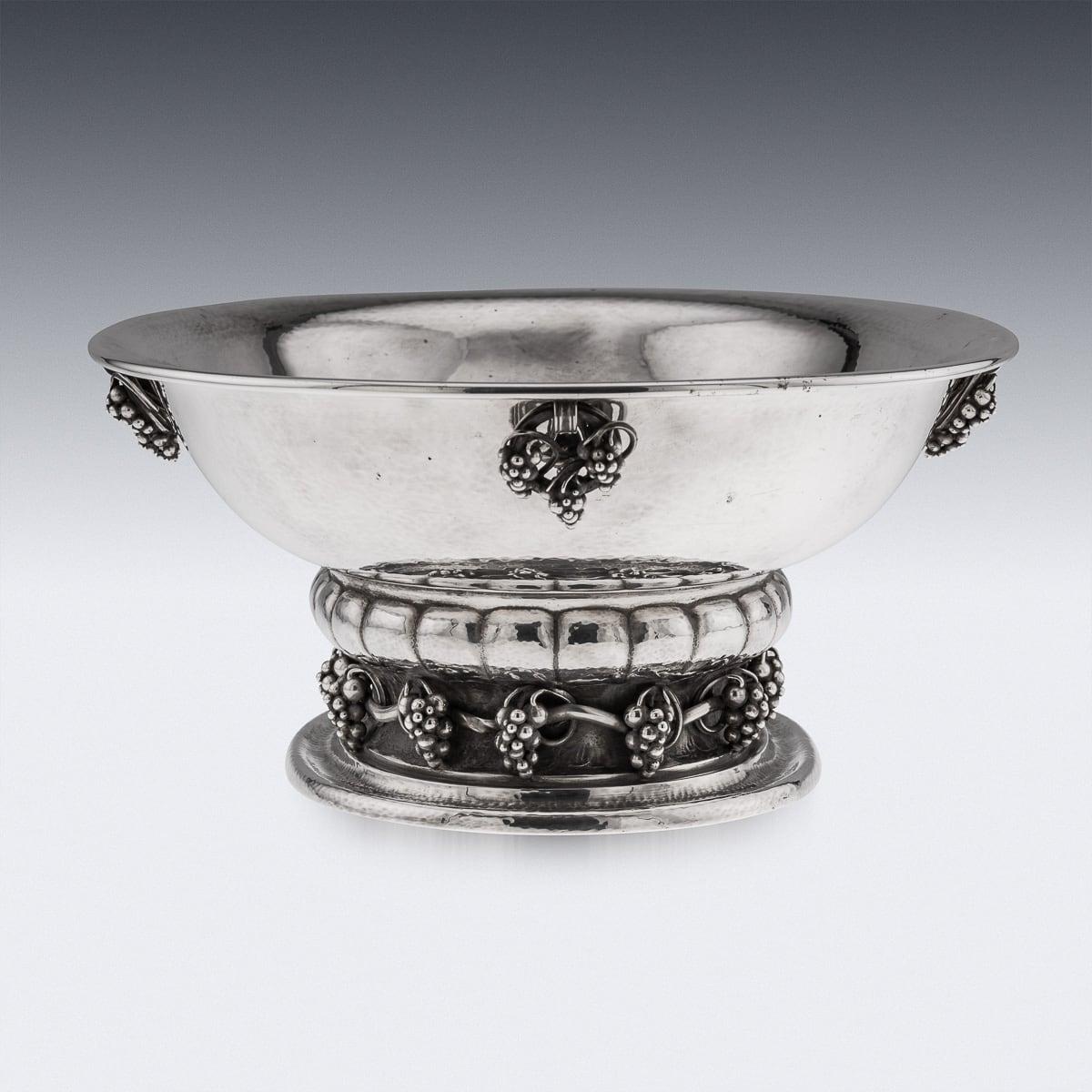 Bol de centre de table danois Georg Jensen du 20ème siècle en argent massif à motif de vigne Bon état - En vente à Royal Tunbridge Wells, Kent
