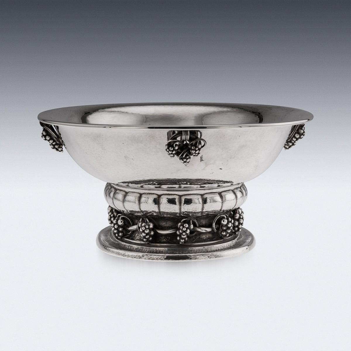 Argent Bol de centre de table danois Georg Jensen du 20ème siècle en argent massif à motif de vigne en vente