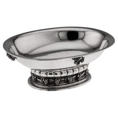 Centro de mesa danés del siglo XX Georg Jensen de plata maciza con motivo de parra