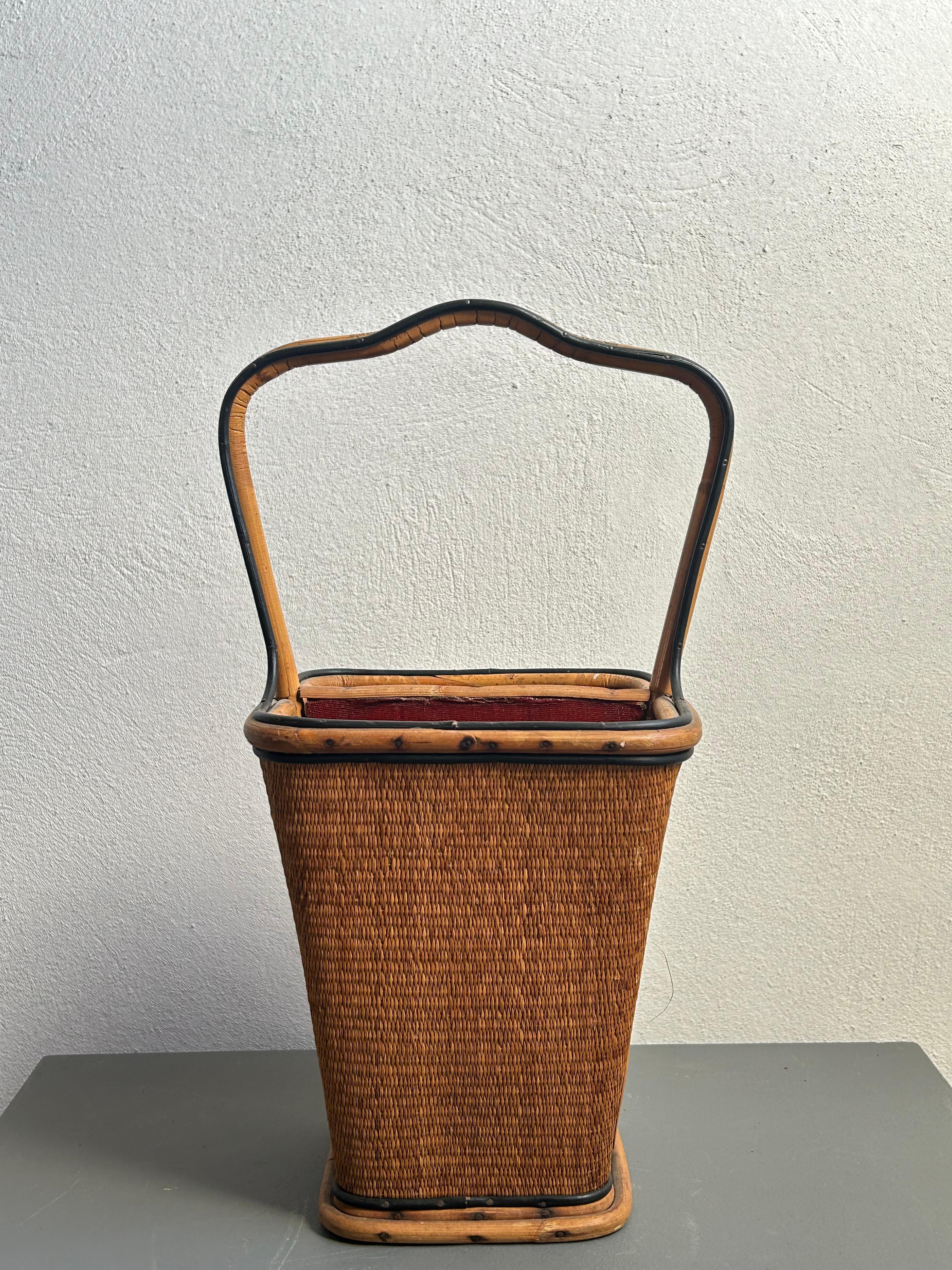Modern 20th Century Danish Handwoven Straw Basket with Sculptural Handle, Denmark 1970s For Sale