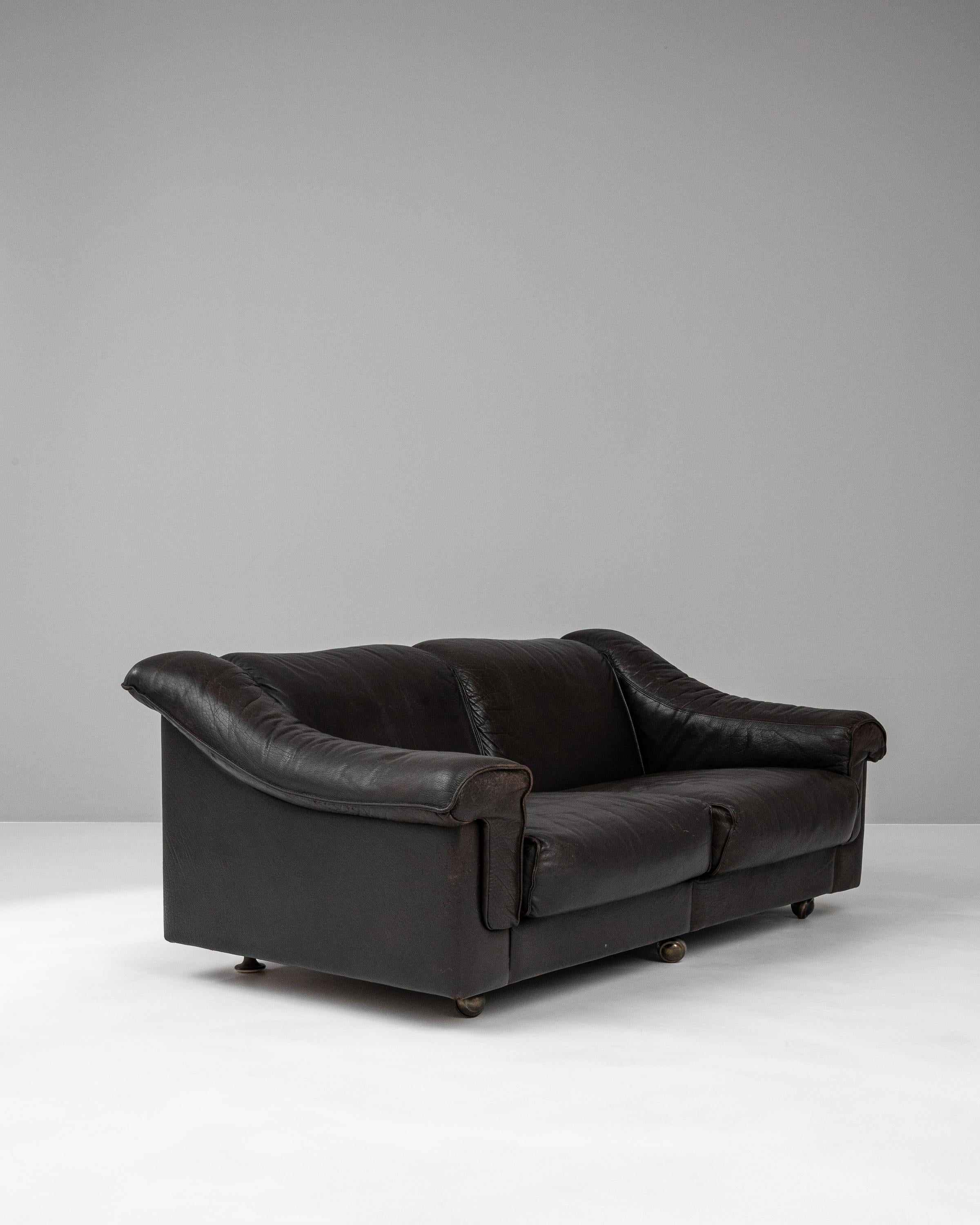 20th Century Danish Leather Sofa For Sale 6