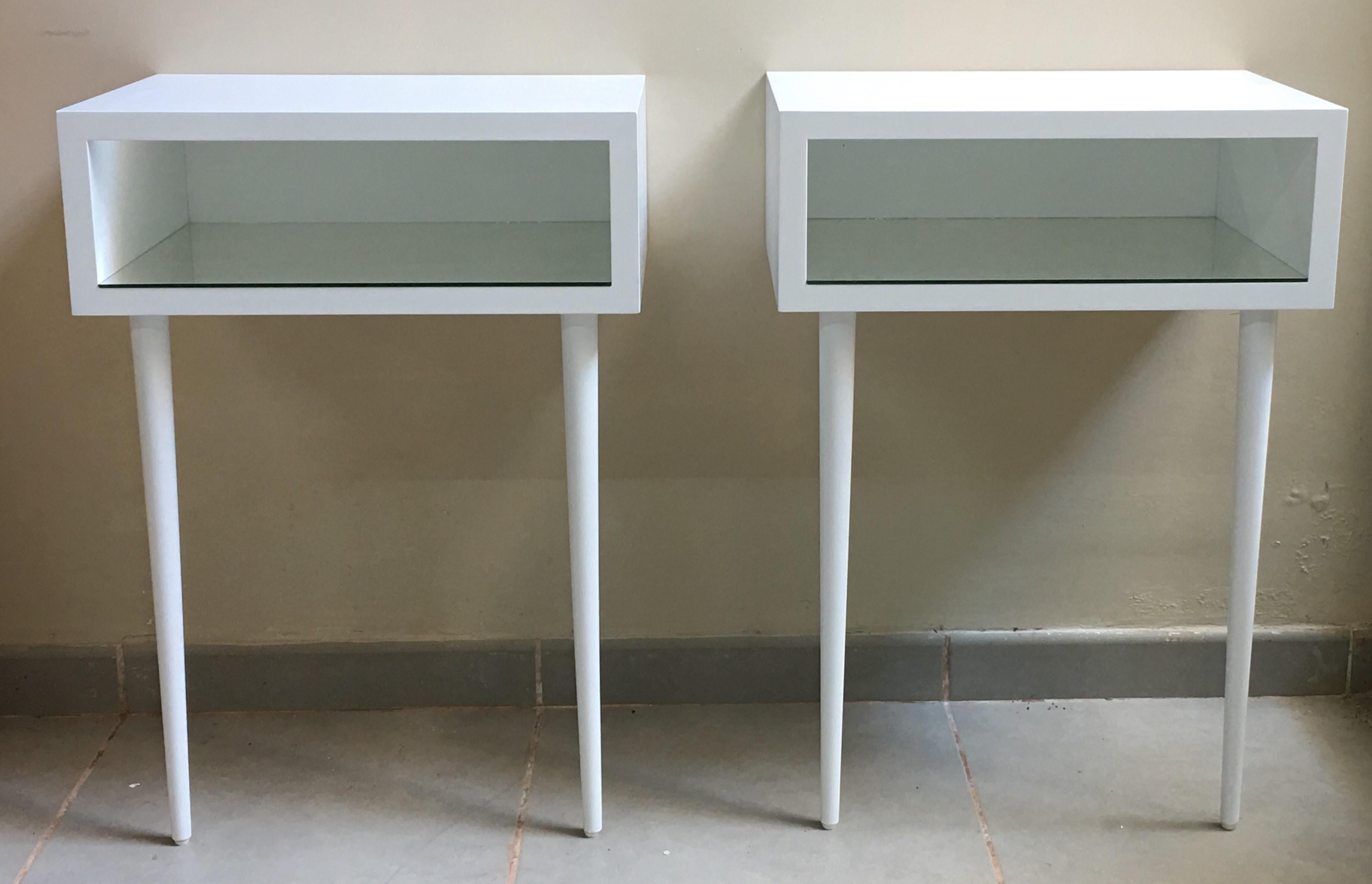 Moderne Paire de tables de nuit danoises de style moderne mi-siècle blanc du XXe siècle, une paire en vente