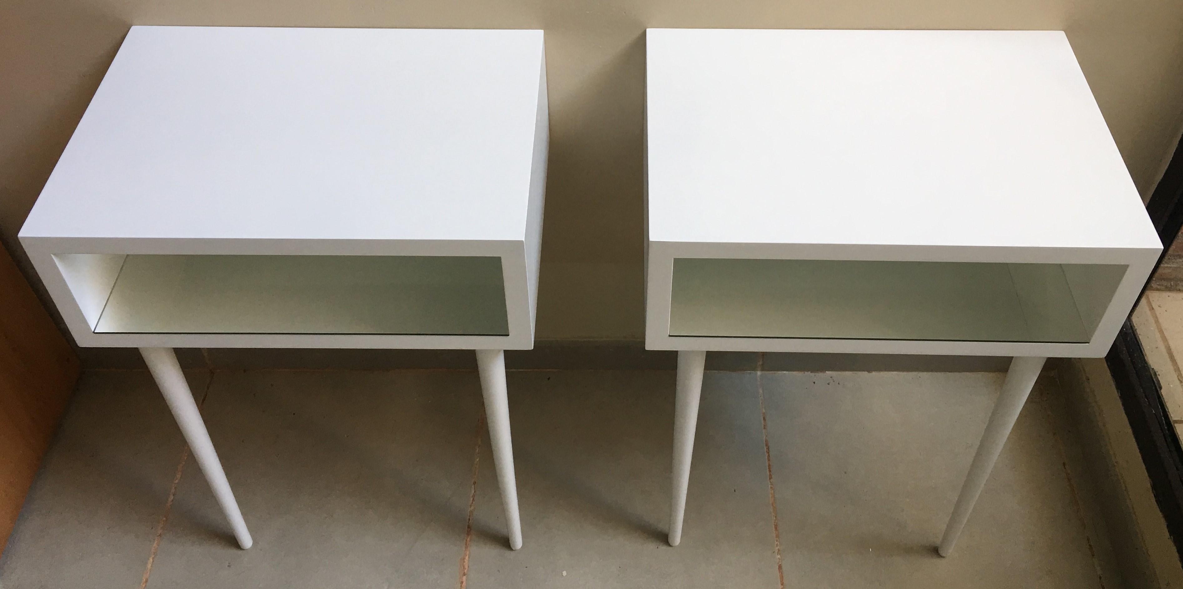 Poli Paire de tables de nuit danoises de style moderne mi-siècle blanc du XXe siècle, une paire en vente